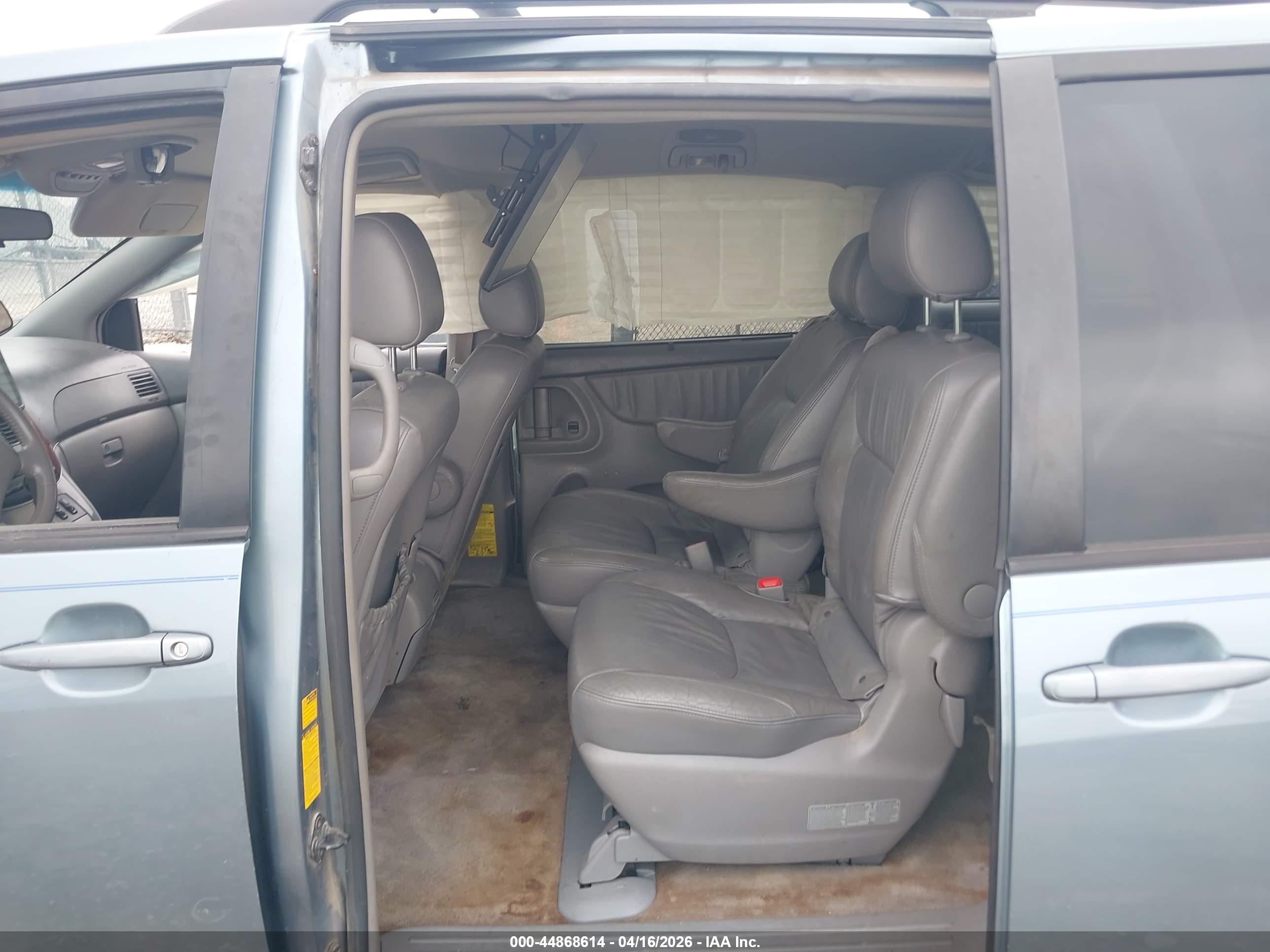 TOYOTA SIENNA image 8
