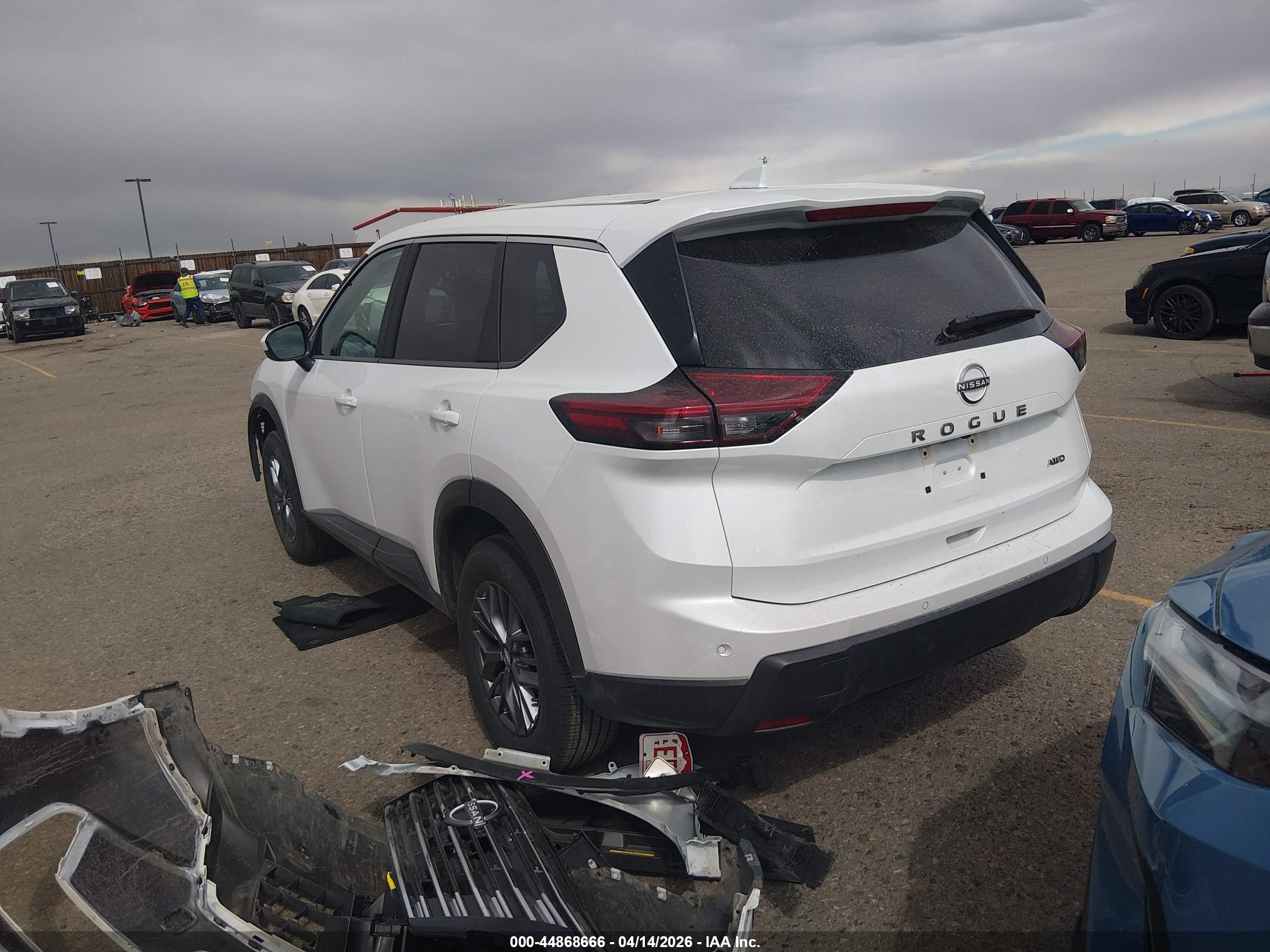 NISSAN ROGUE image 3
