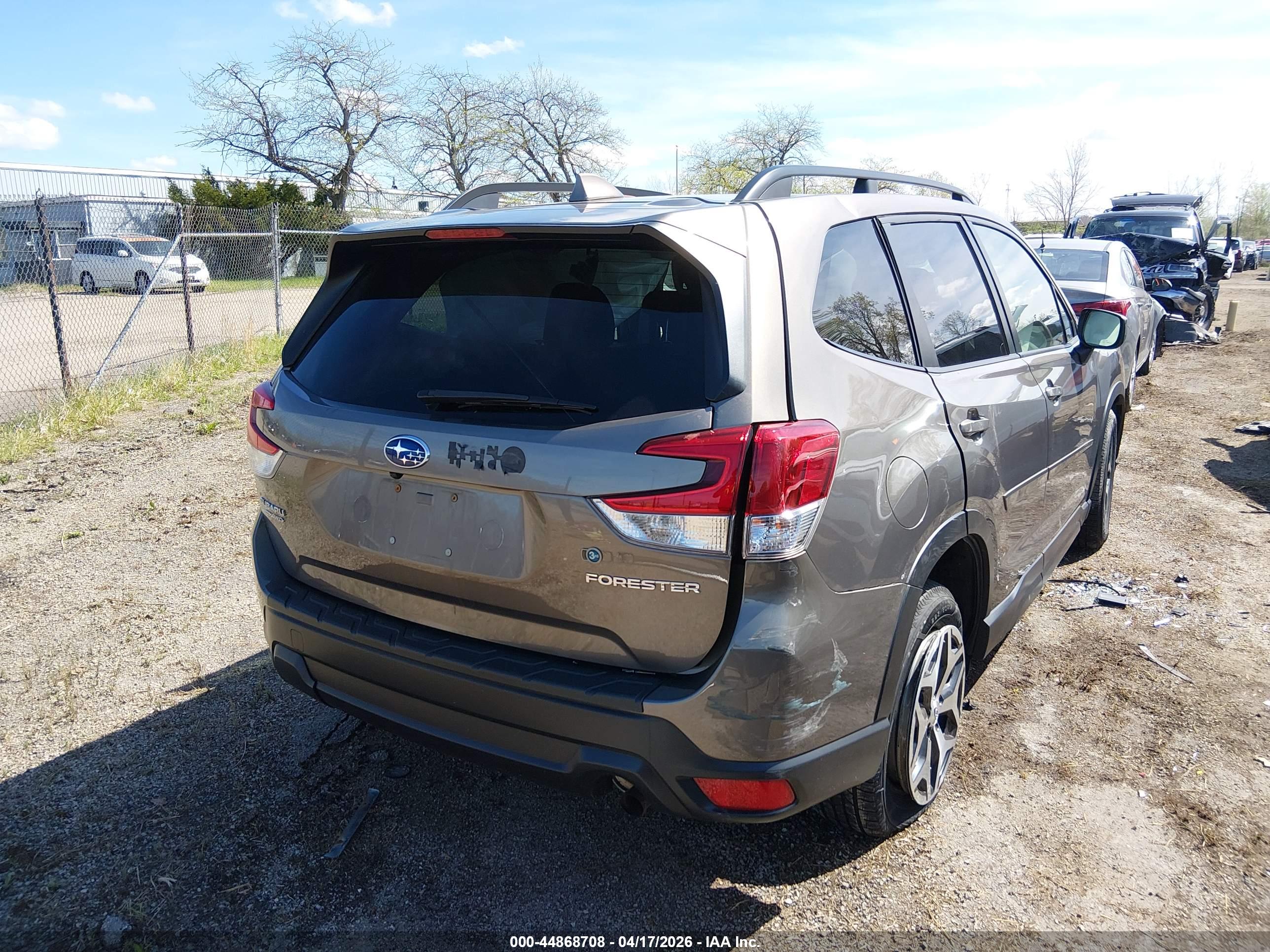 SUBARU FORESTER image 4