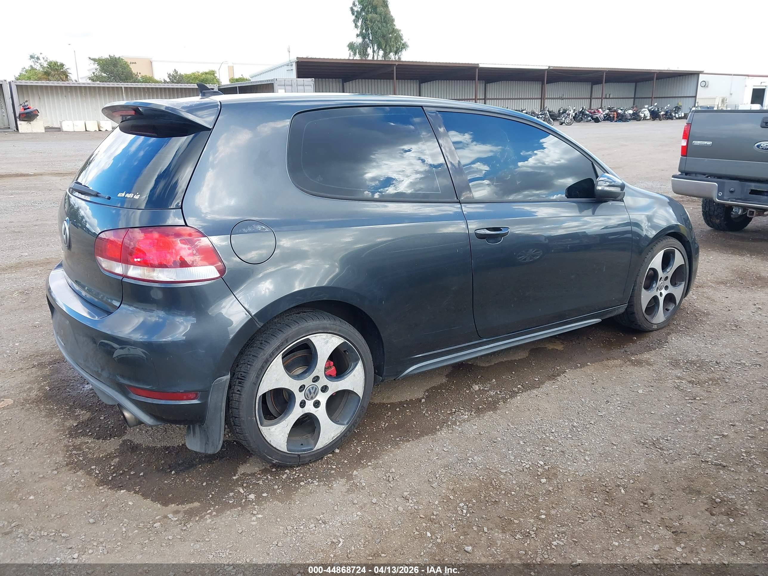 VOLKSWAGEN GTI image 4