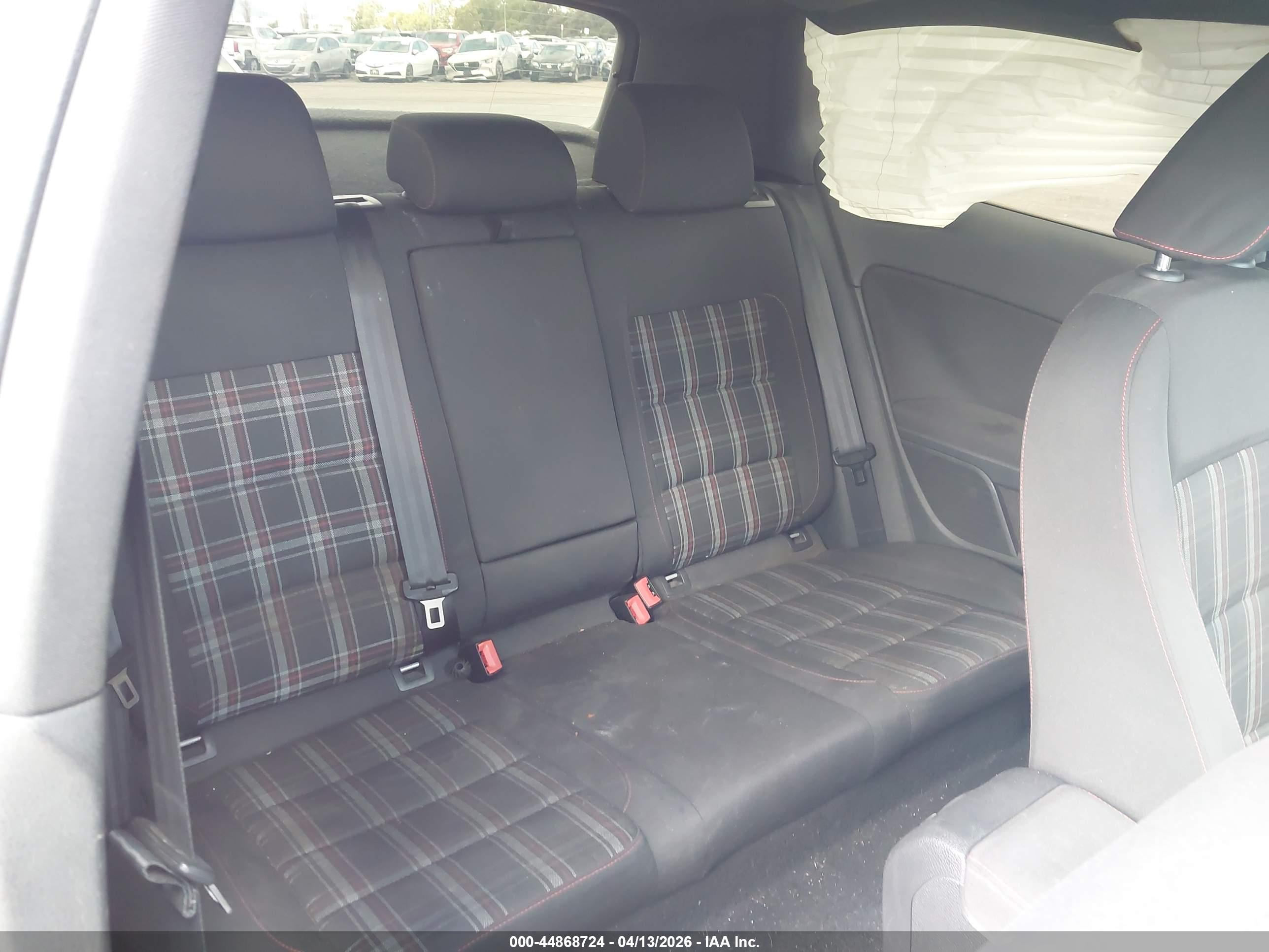 VOLKSWAGEN GTI image 8