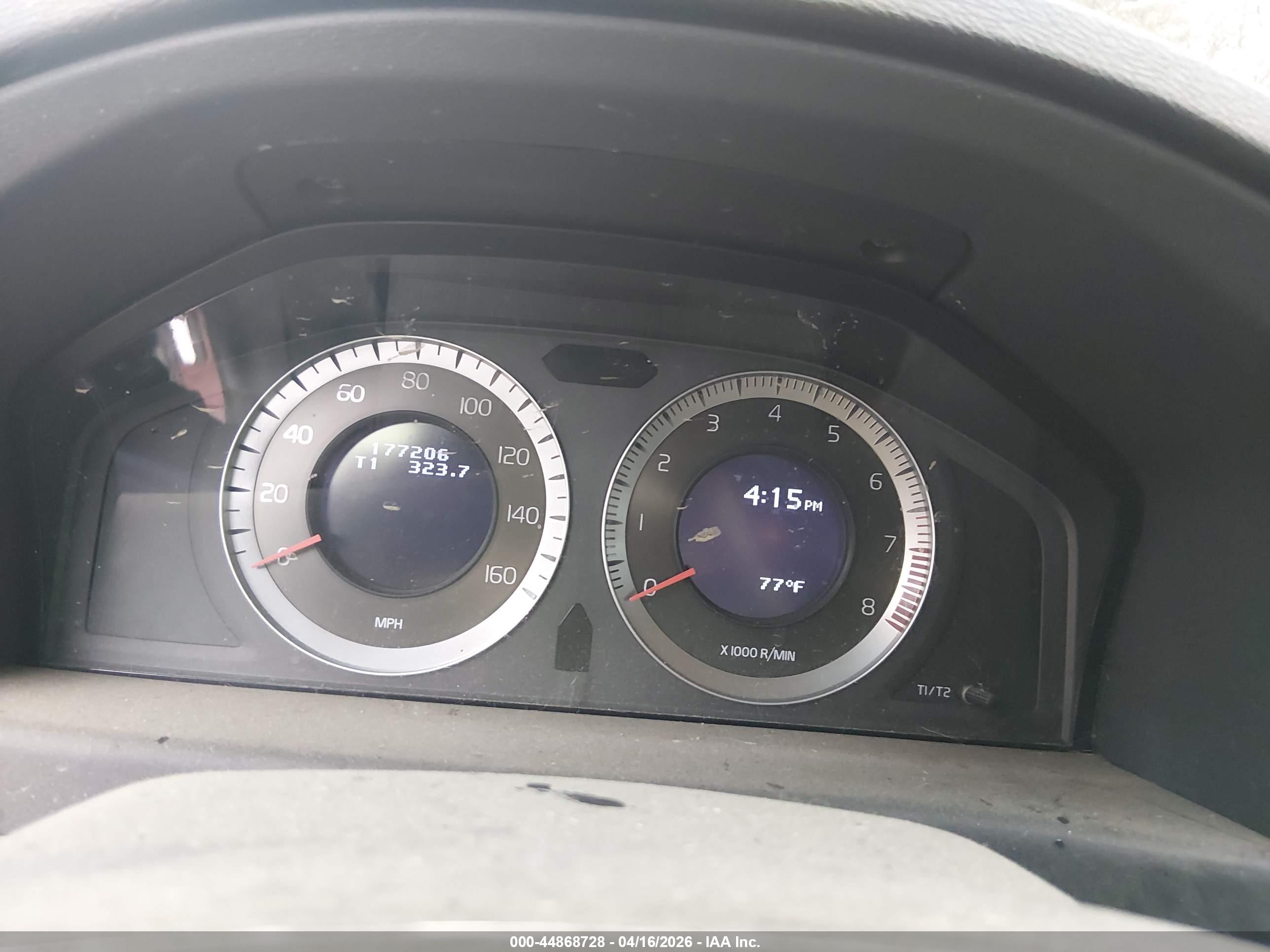 VOLVO XC70 image 7