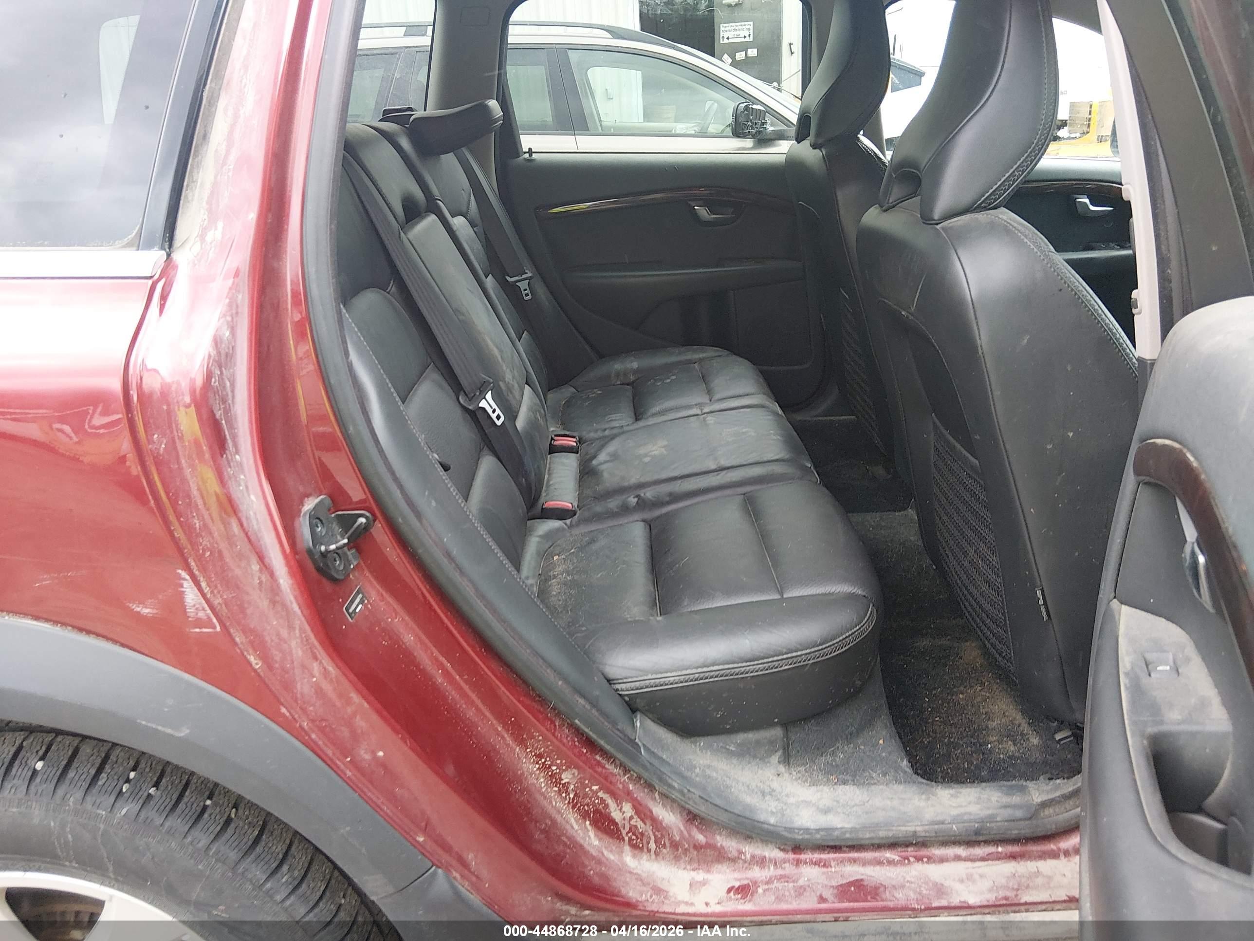 VOLVO XC70 image 8