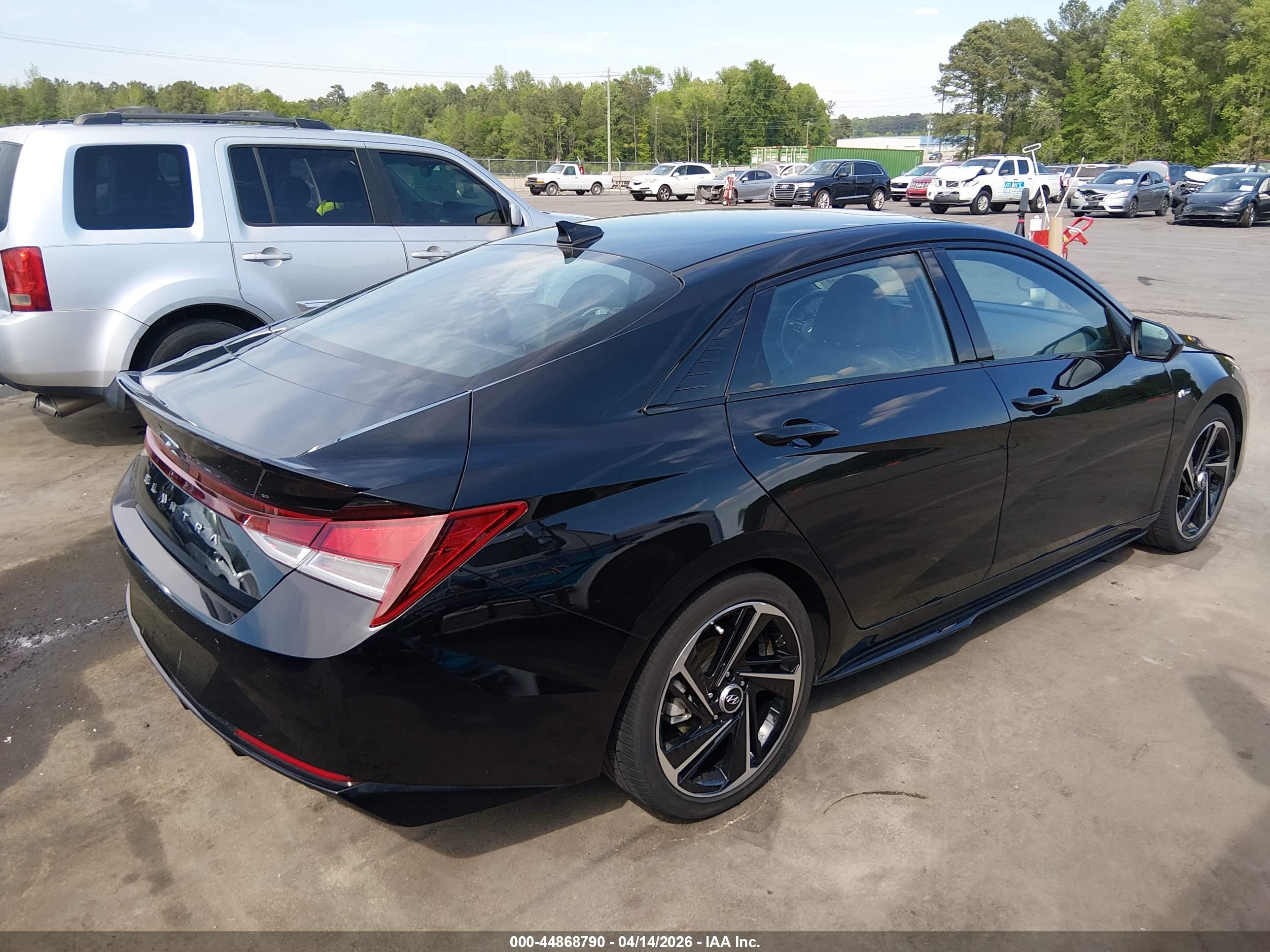 HYUNDAI ELANTRA image 4