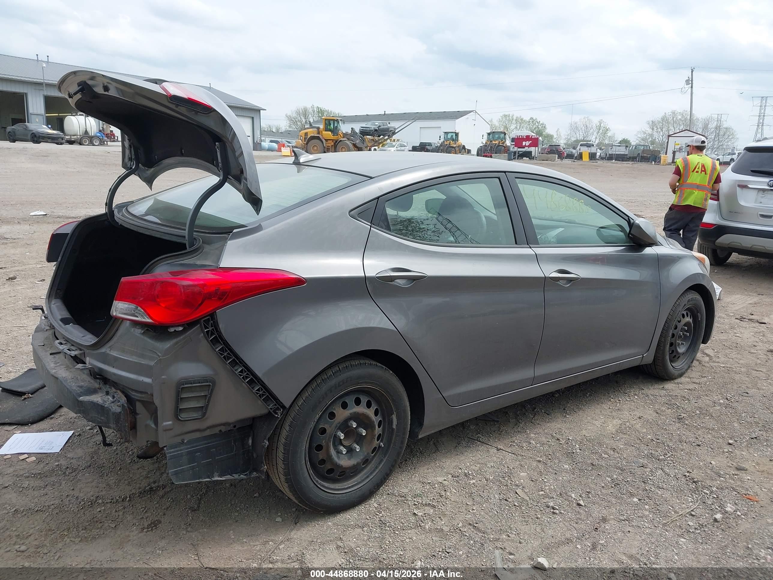HYUNDAI ELANTRA image 4