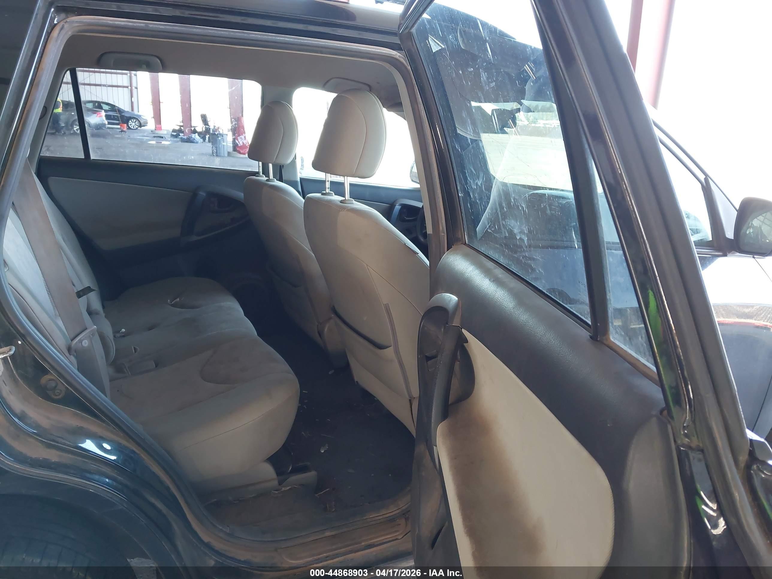 TOYOTA RAV4 image 8