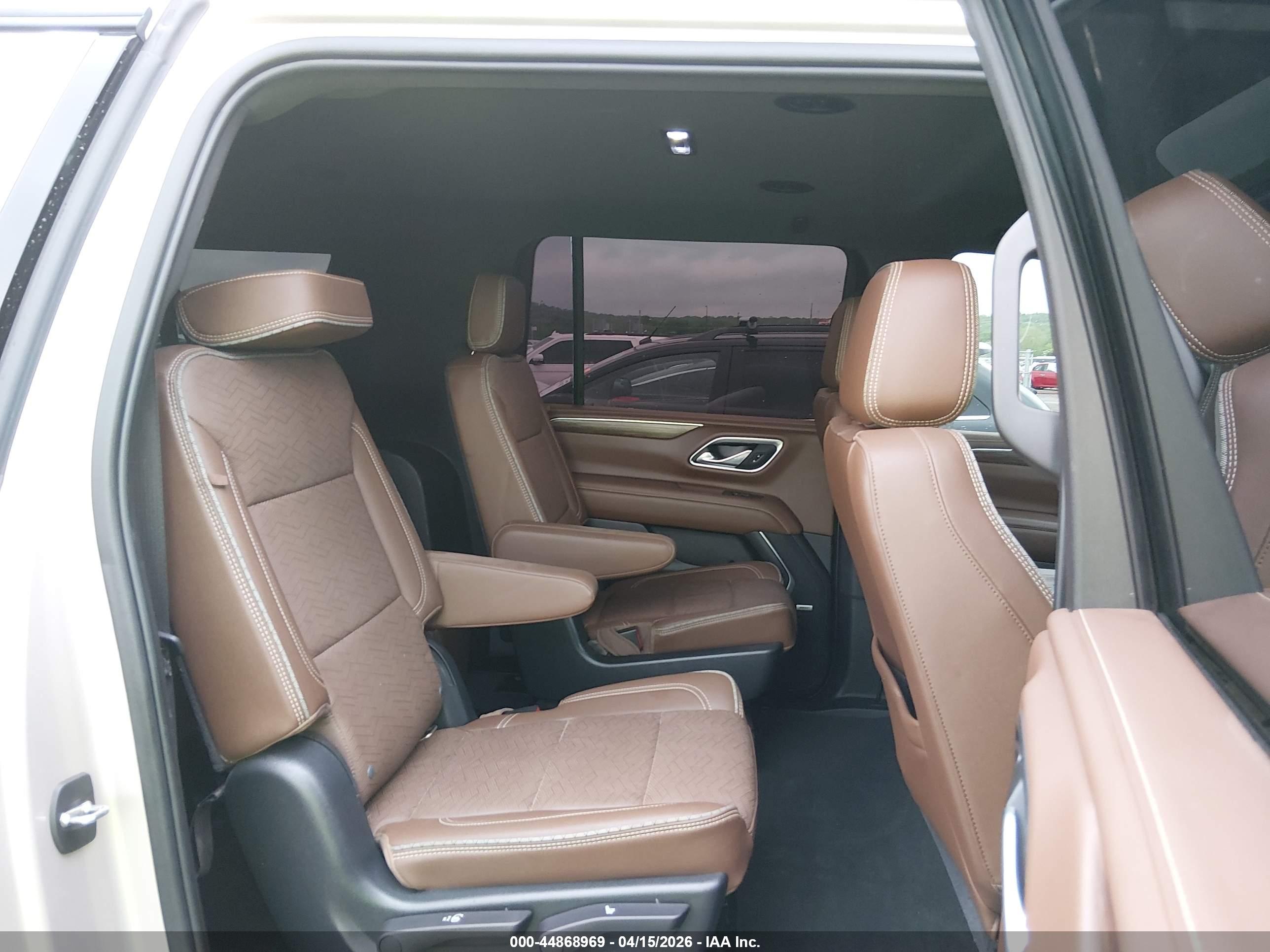 CHEVROLET SUBURBAN image 8