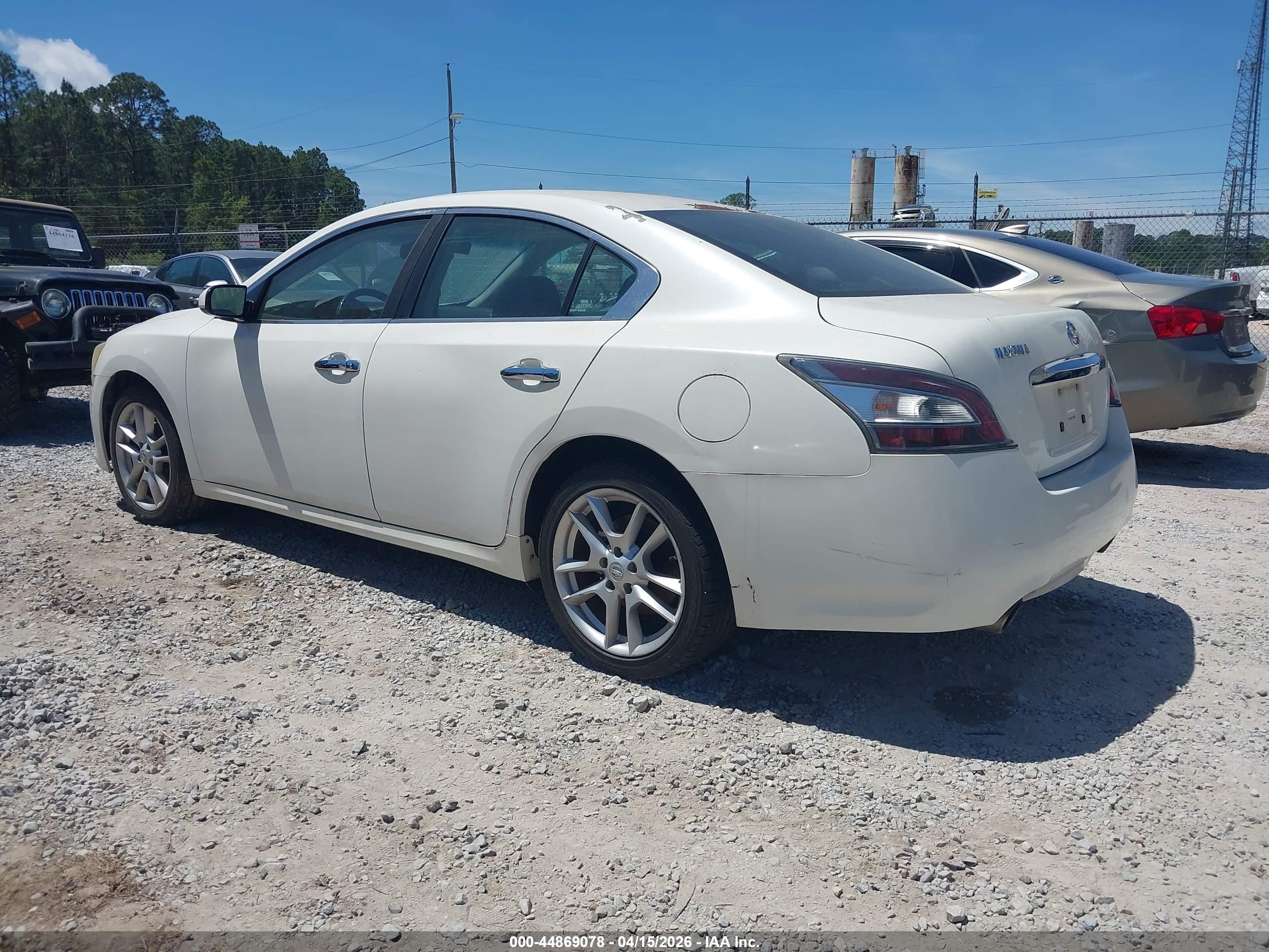 NISSAN MAXIMA image 3