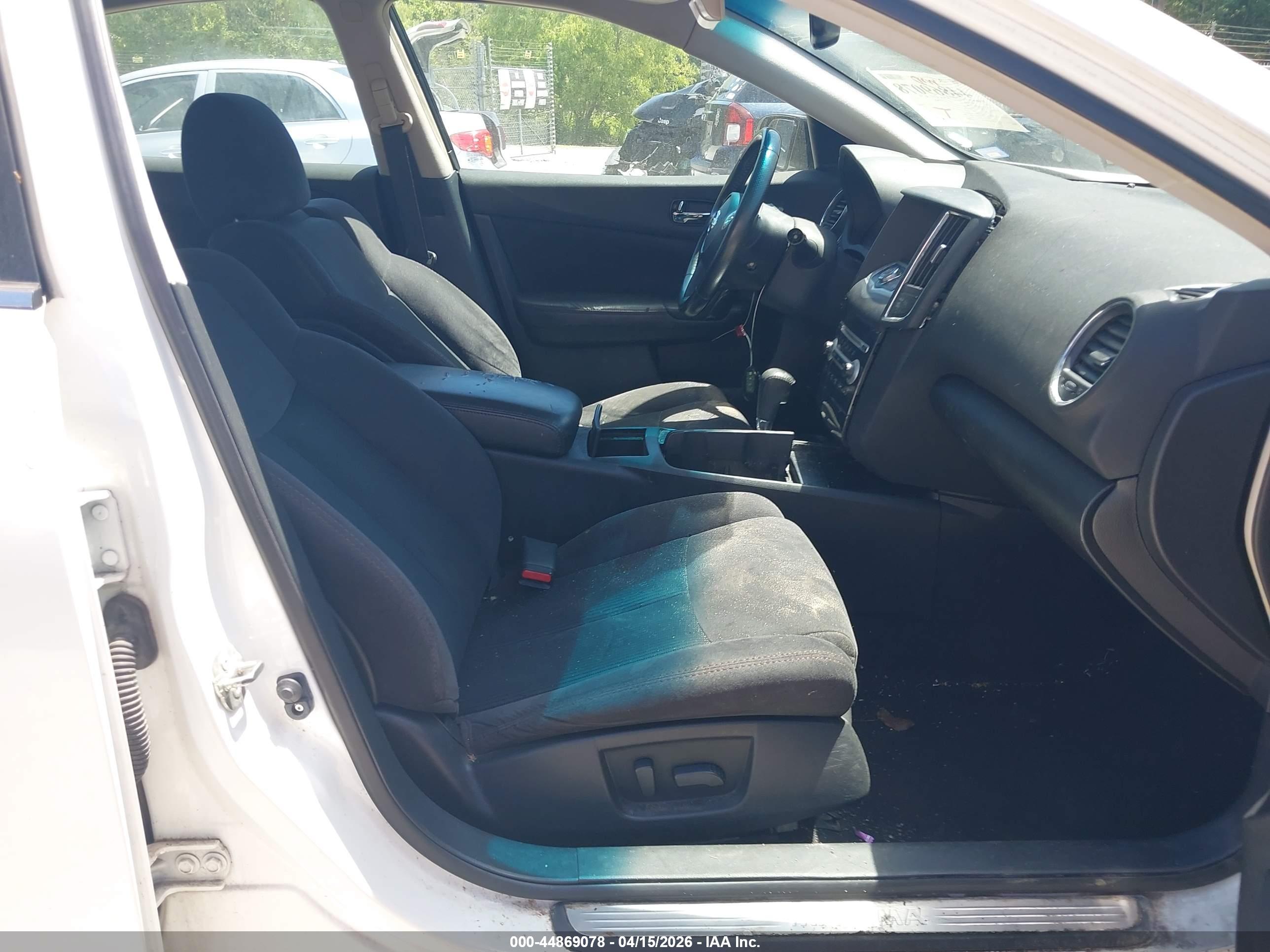 NISSAN MAXIMA image 5