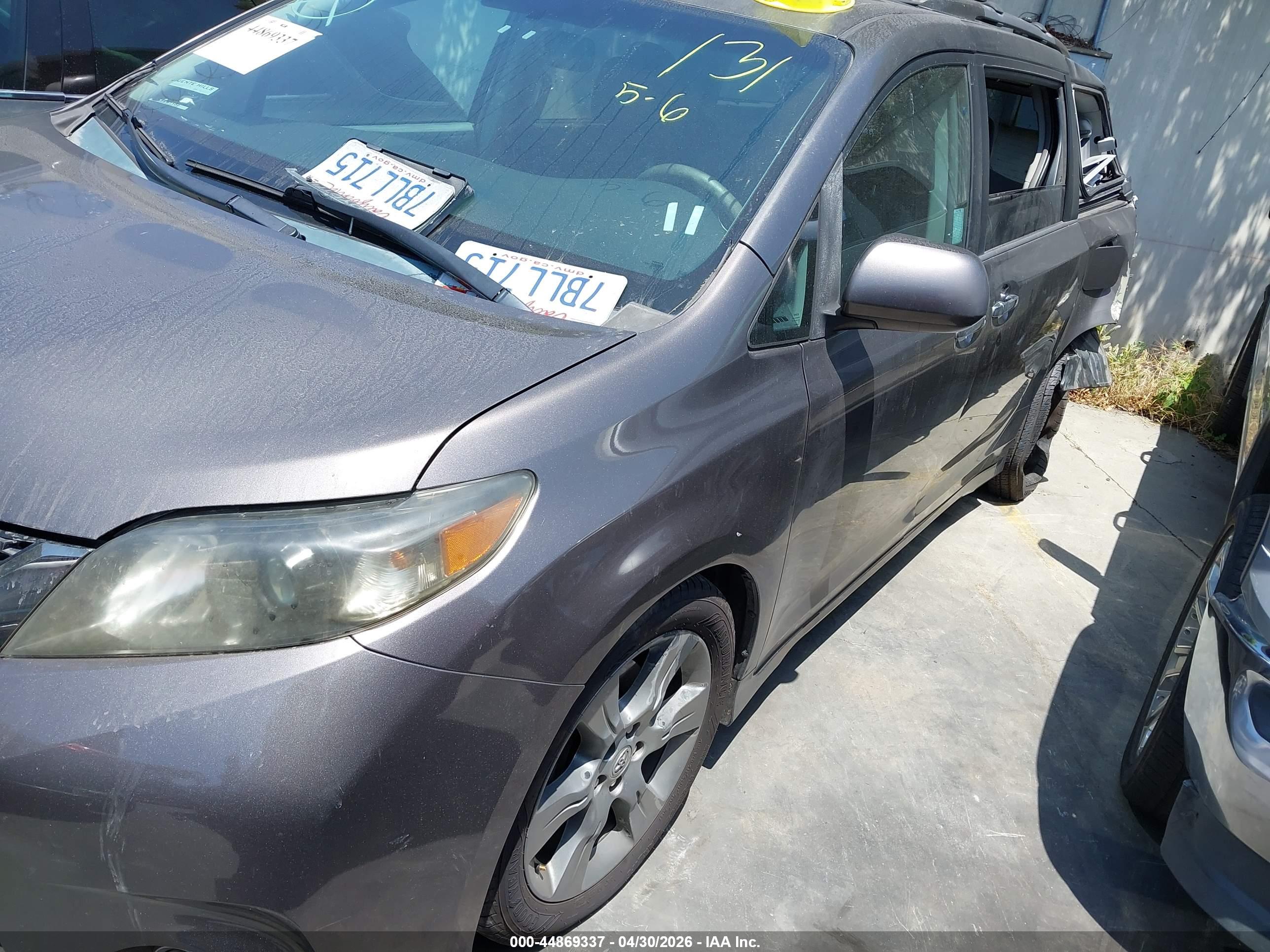 TOYOTA SIENNA image 2