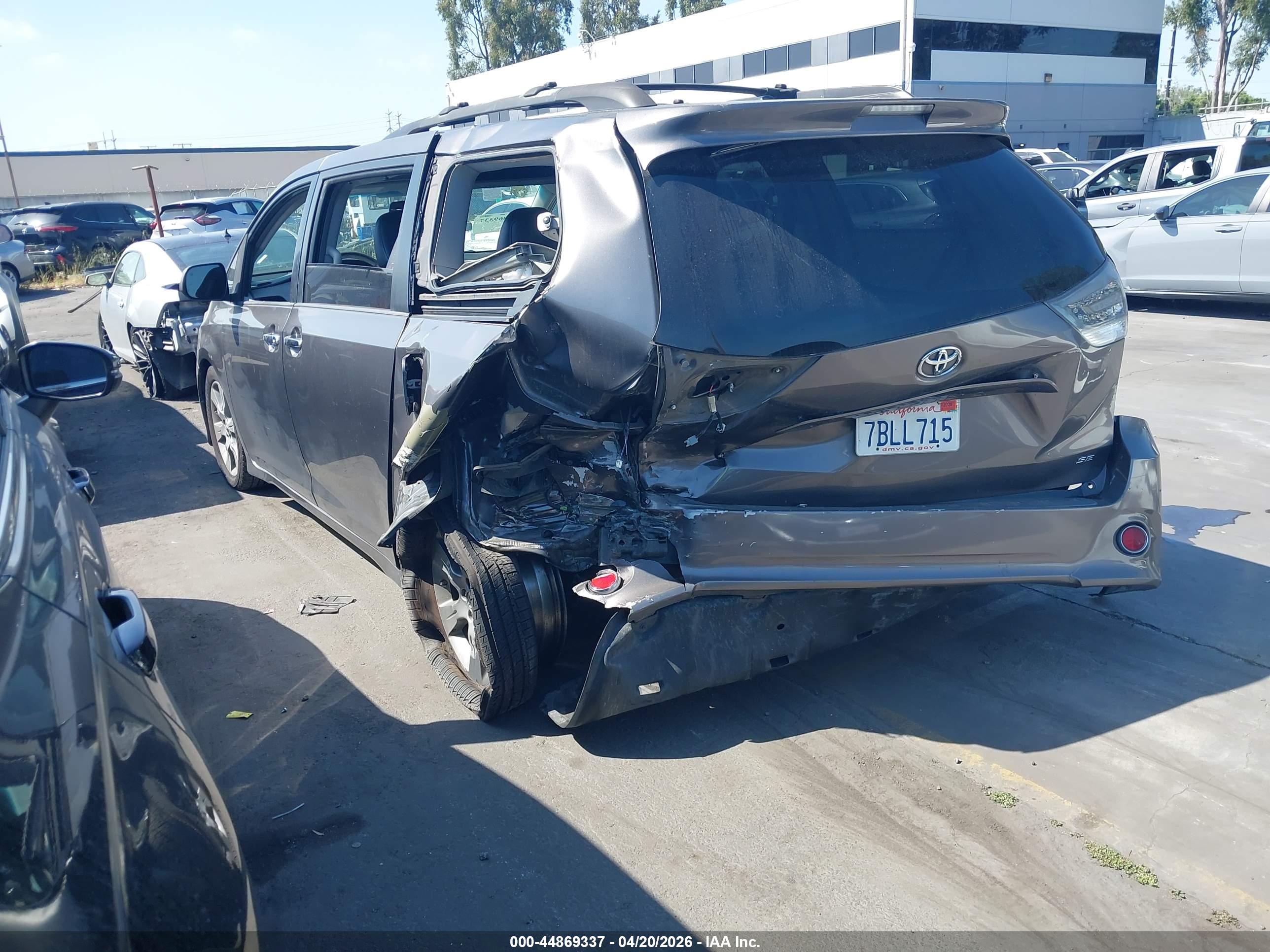 TOYOTA SIENNA image 3