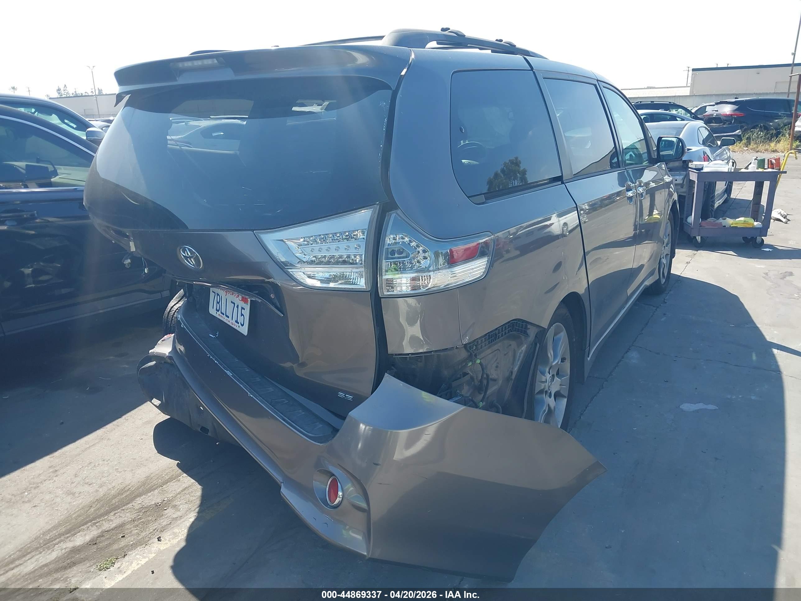 TOYOTA SIENNA image 4