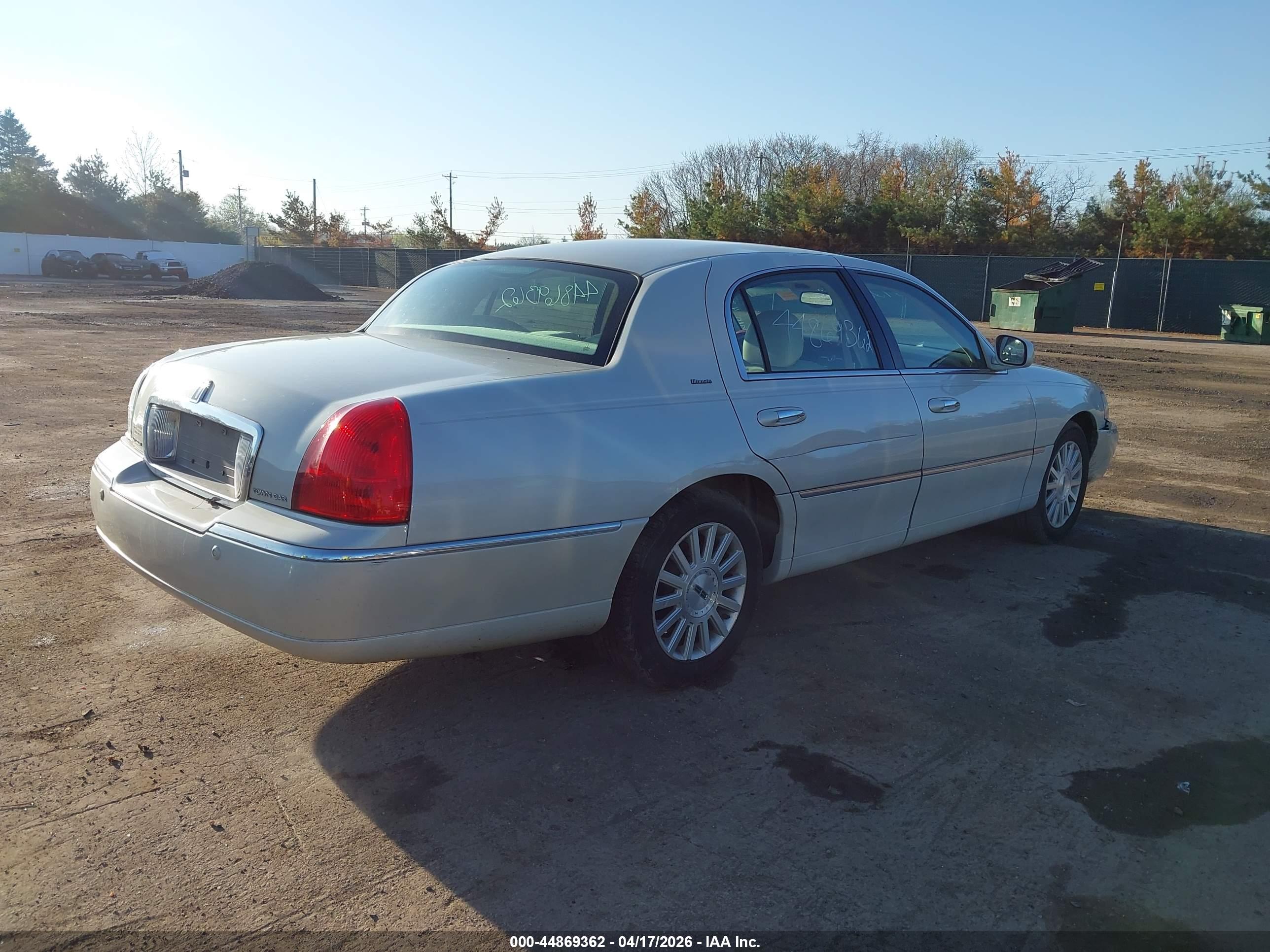 LINCOLN TOWN image 4