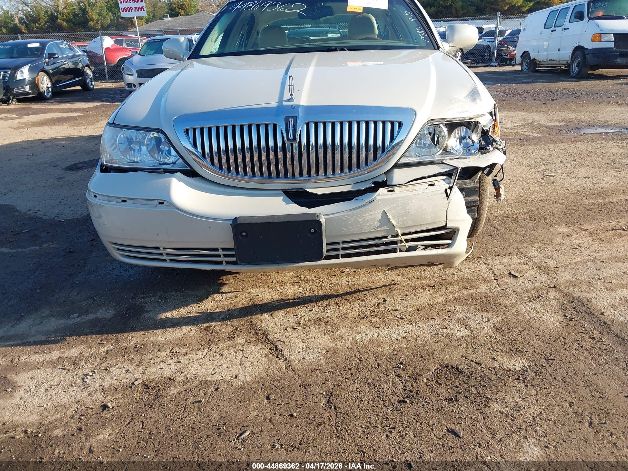 LINCOLN TOWN image 6
