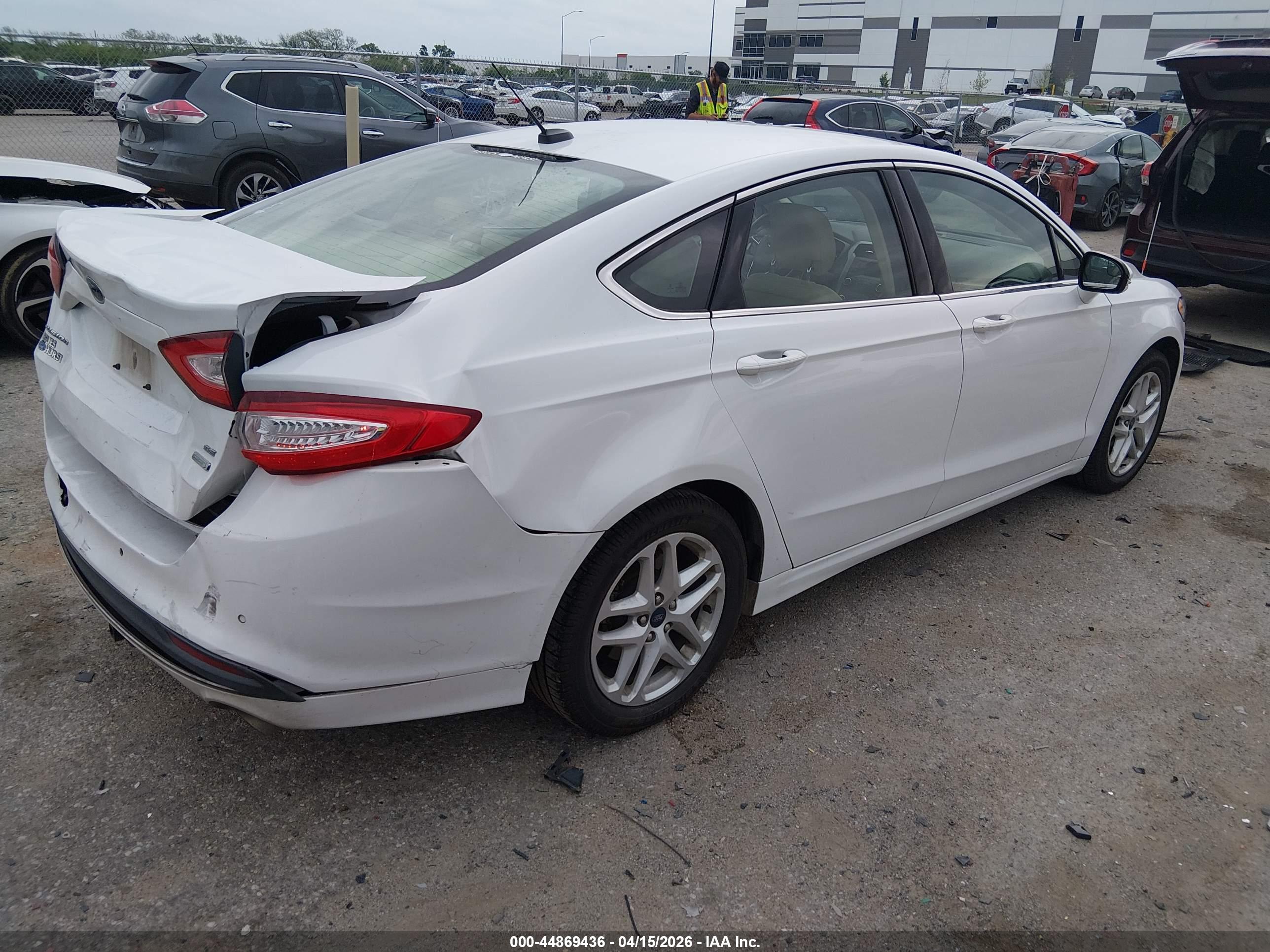 FORD FUSION image 4