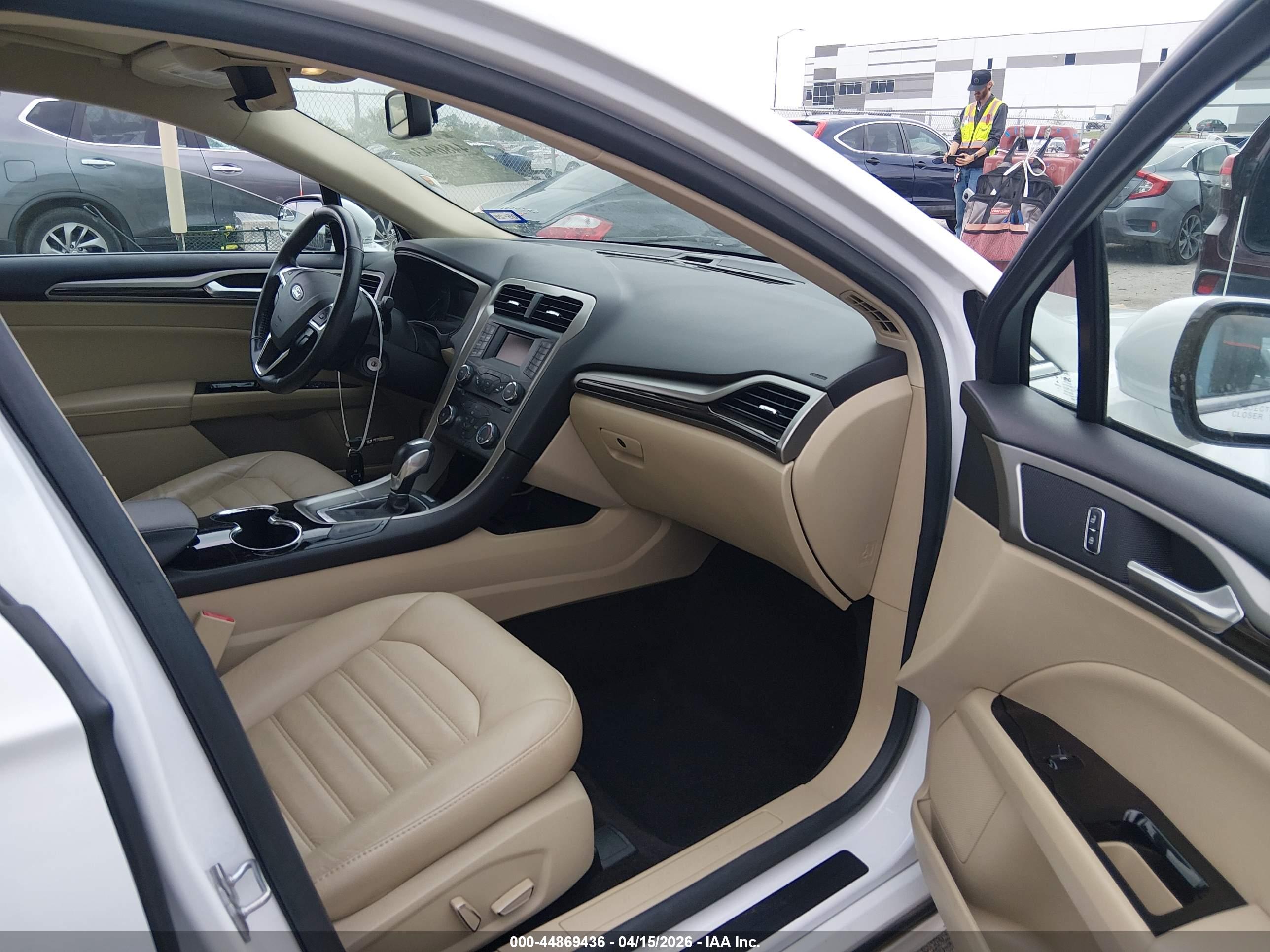 FORD FUSION image 5