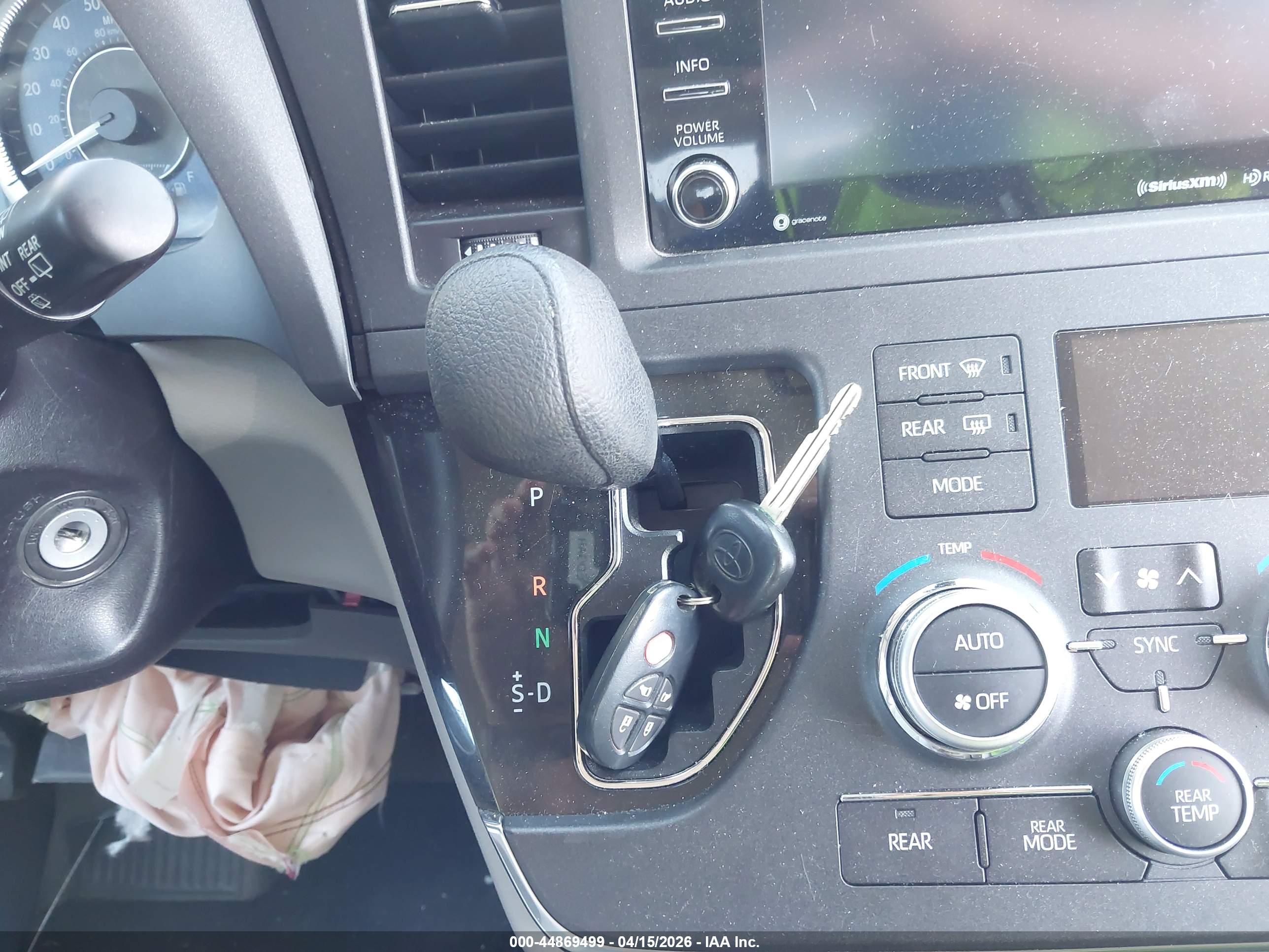 TOYOTA SIENNA image 11