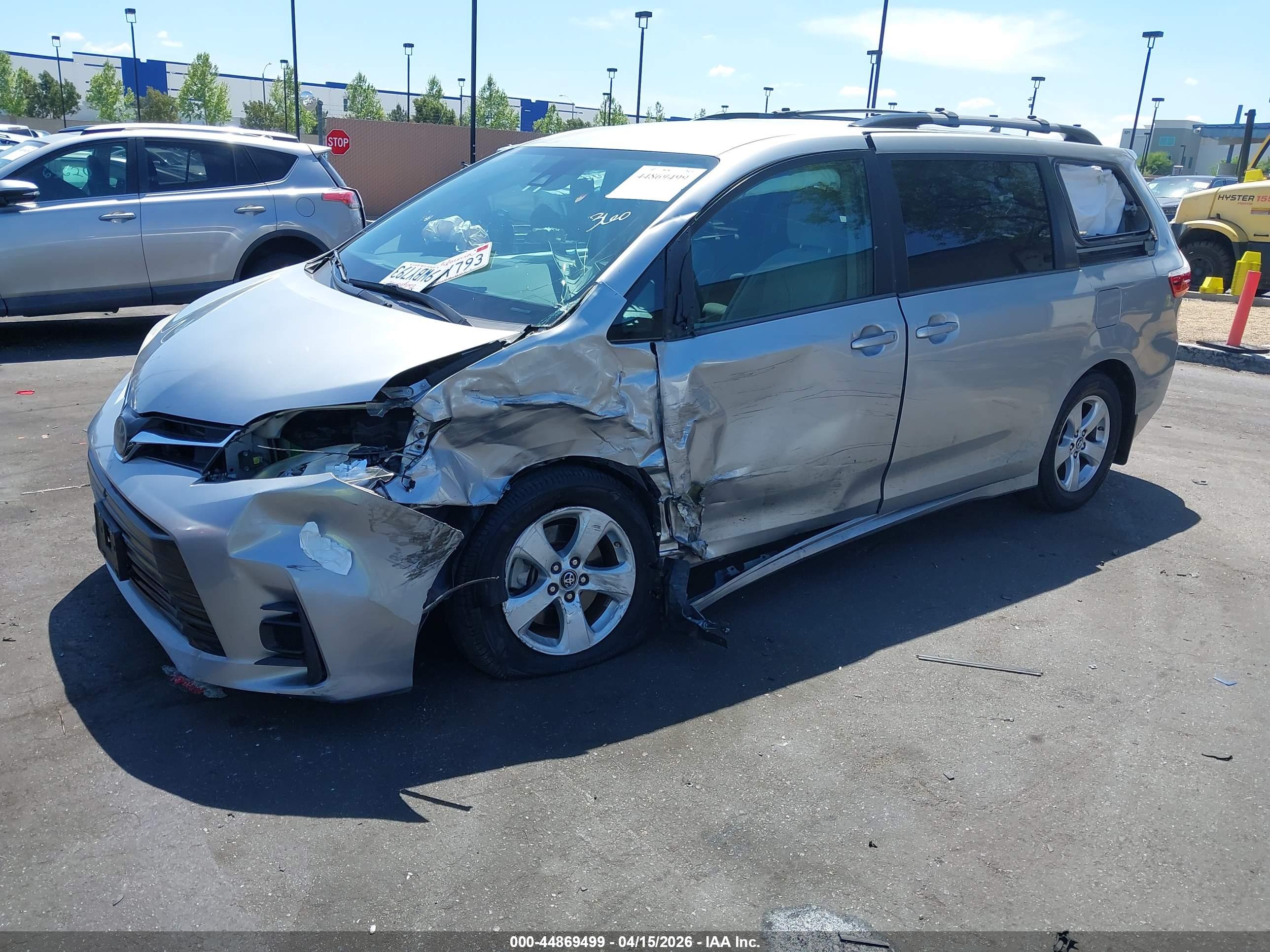 TOYOTA SIENNA image 2