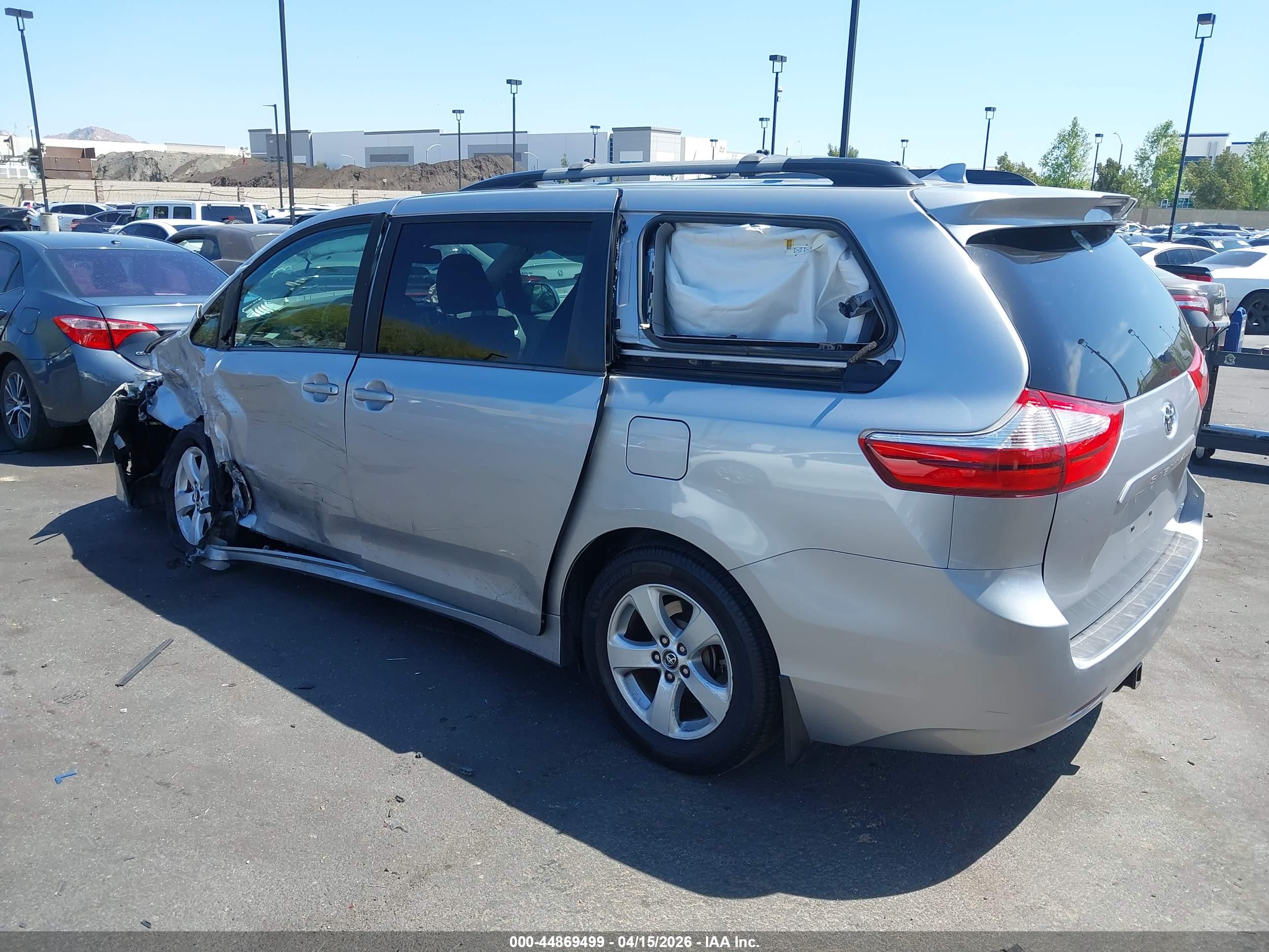 TOYOTA SIENNA image 3