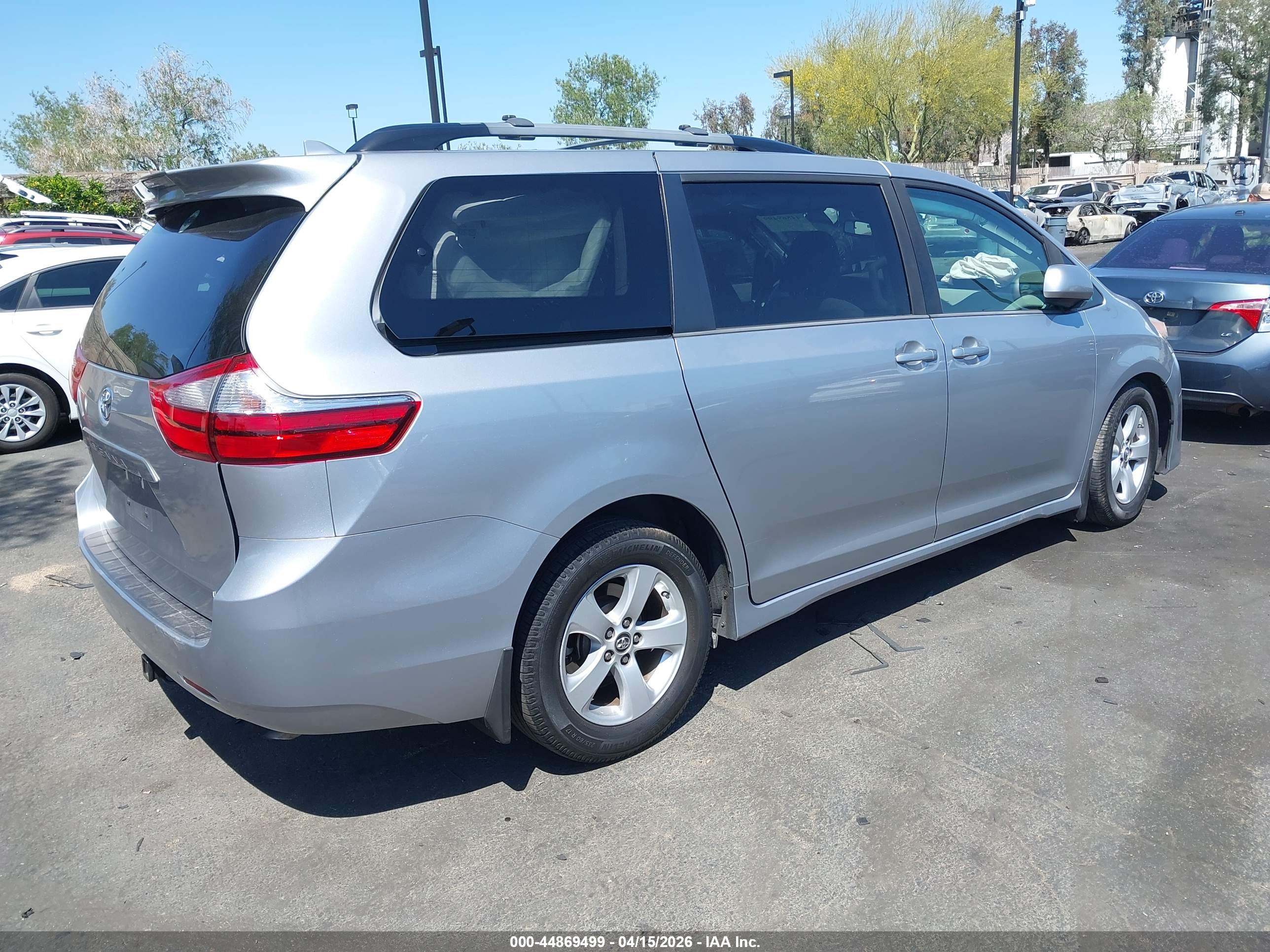 TOYOTA SIENNA image 4