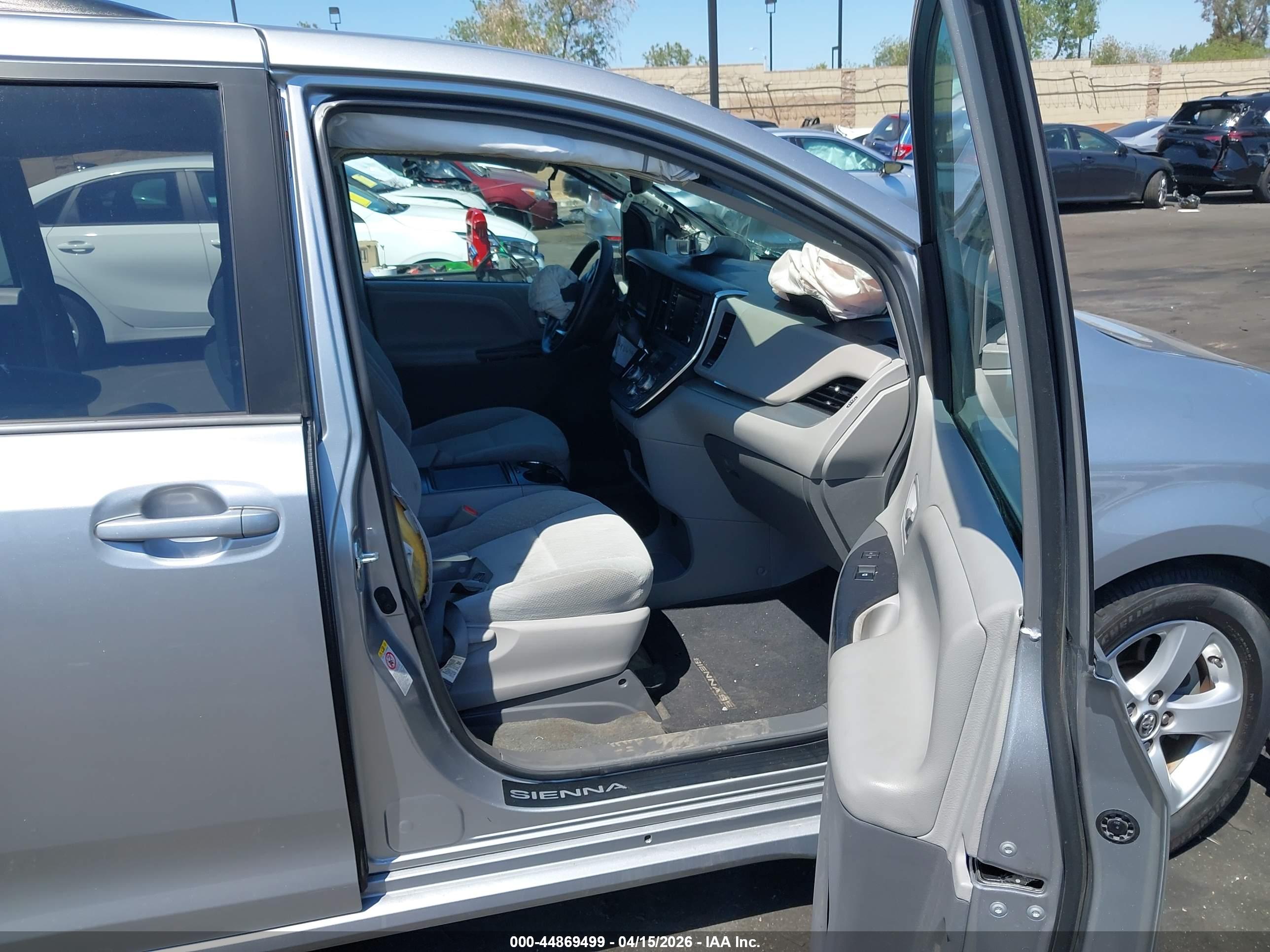 TOYOTA SIENNA image 5