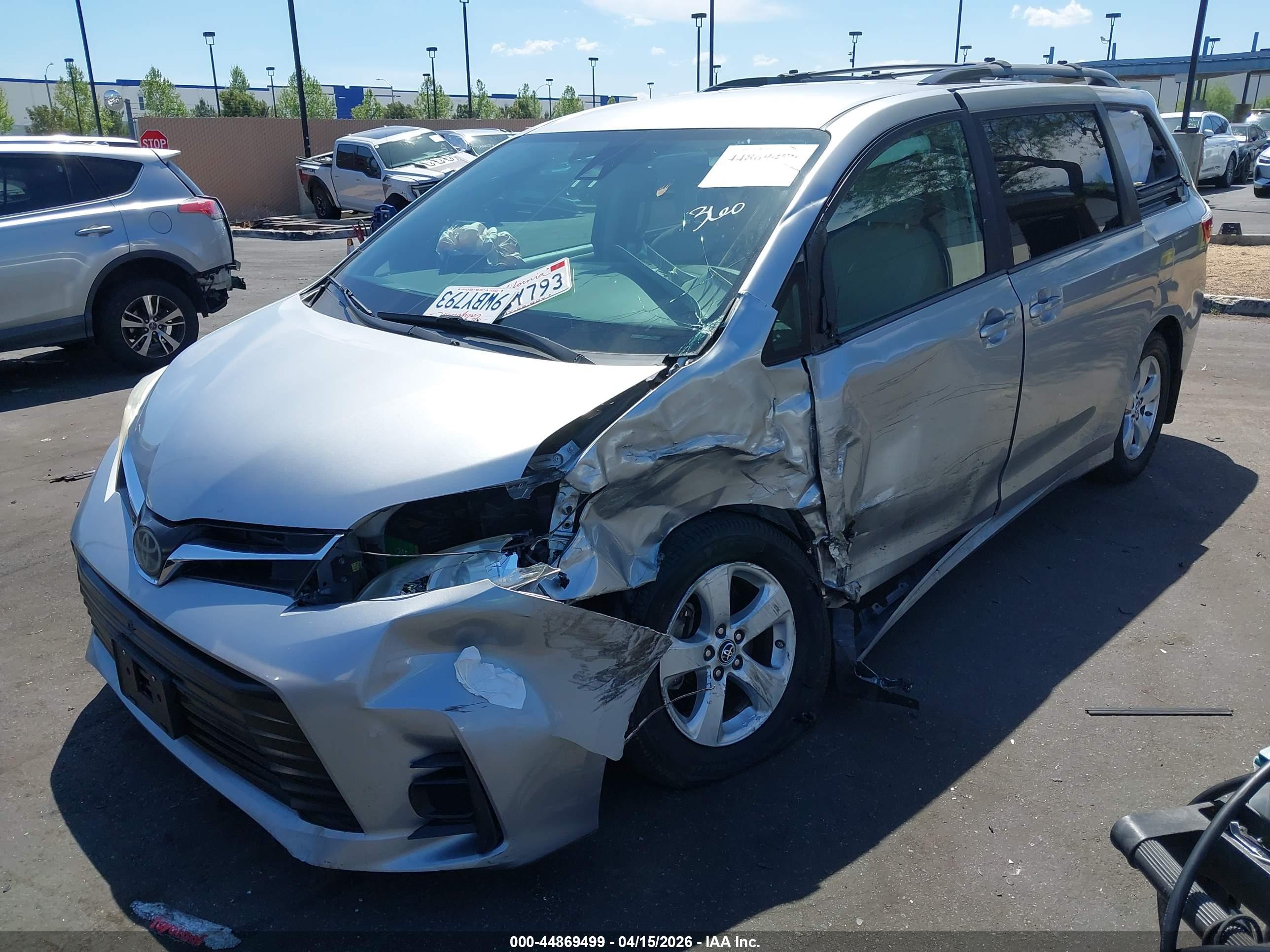 TOYOTA SIENNA image 6