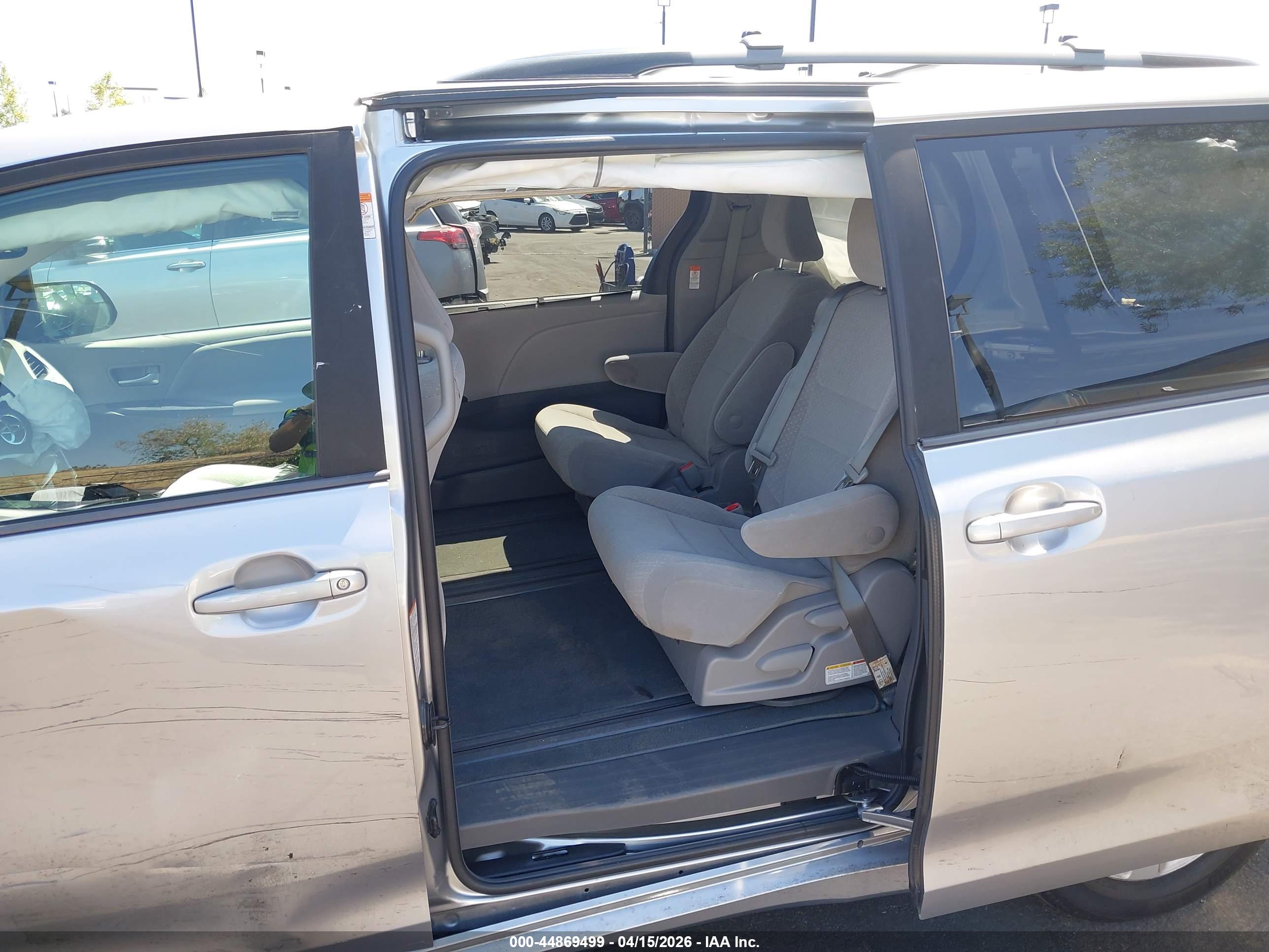 TOYOTA SIENNA image 8