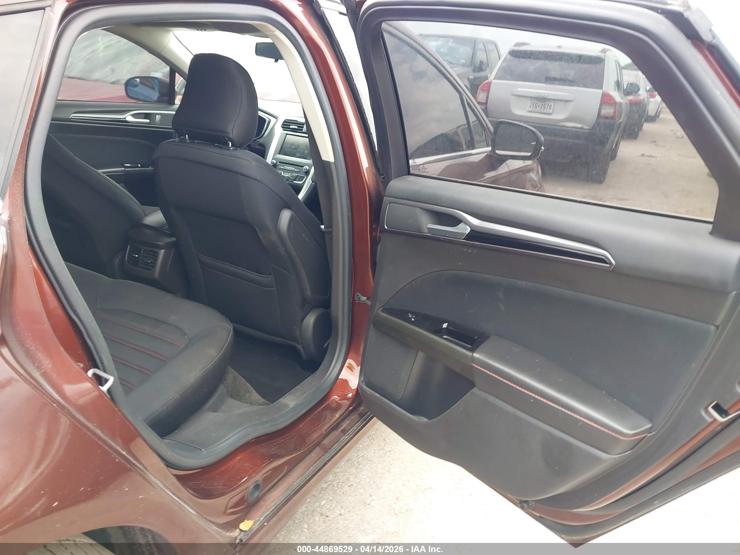 FORD FUSION image 8