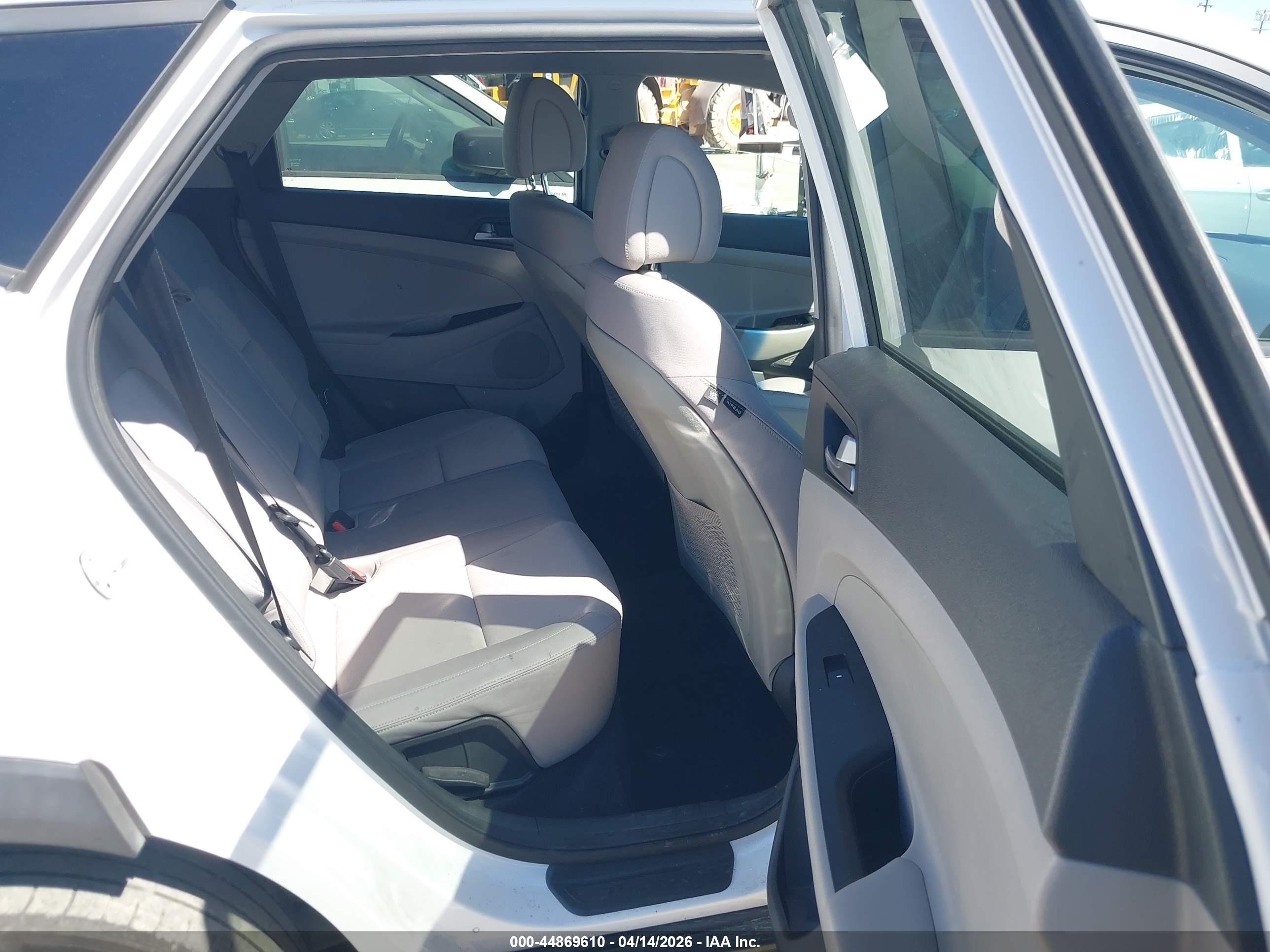HYUNDAI TUCSON image 8