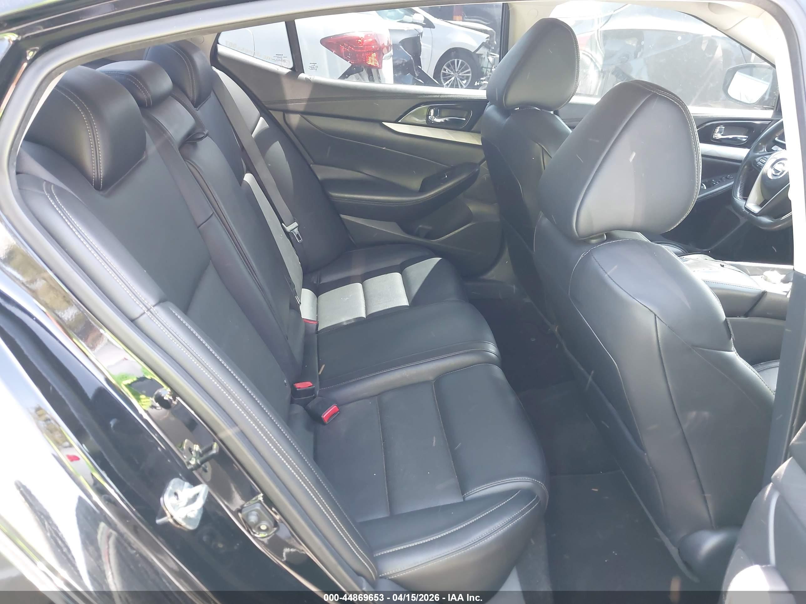 NISSAN MAXIMA image 8