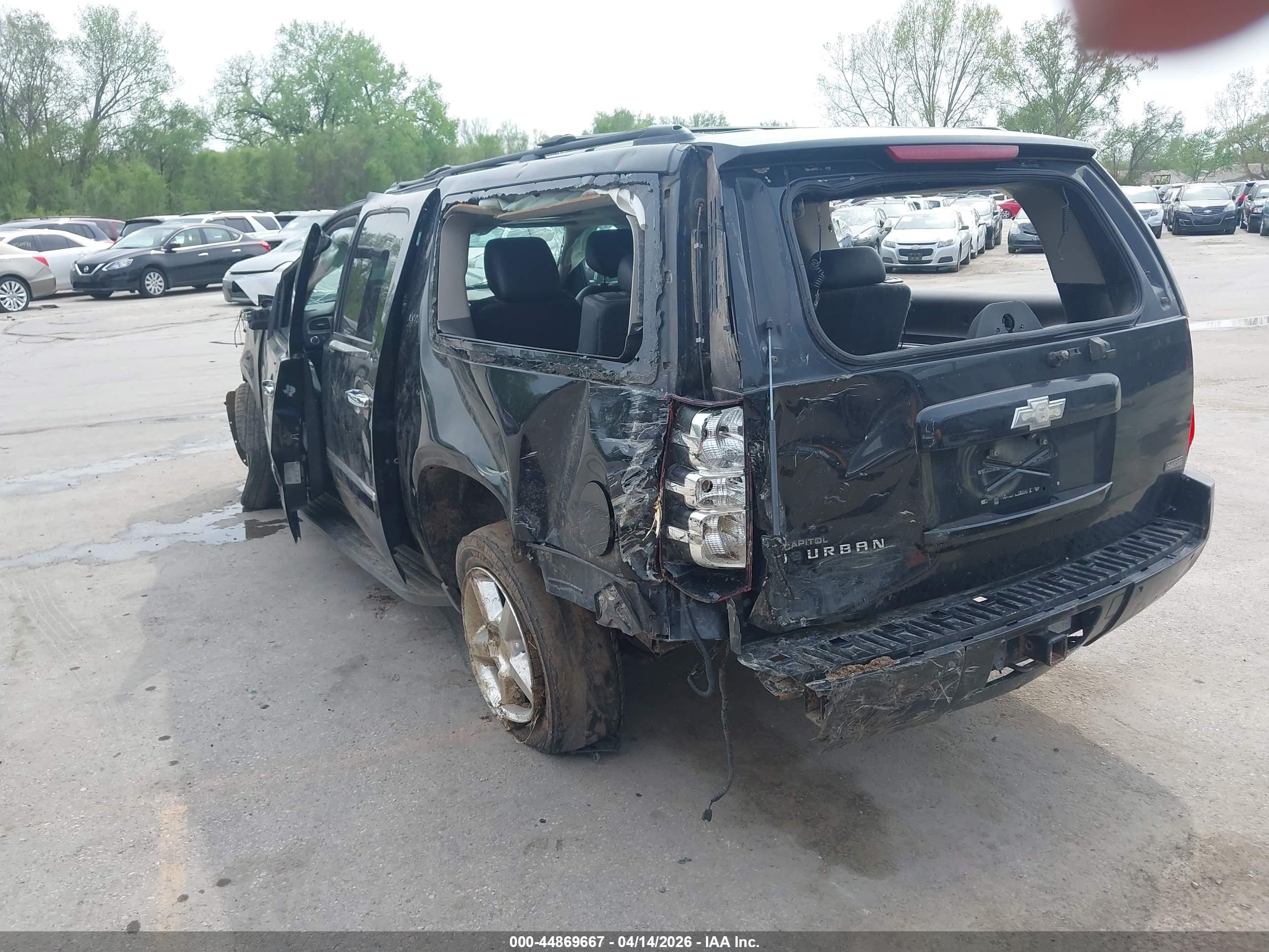 CHEVROLET SUBURBAN image 3