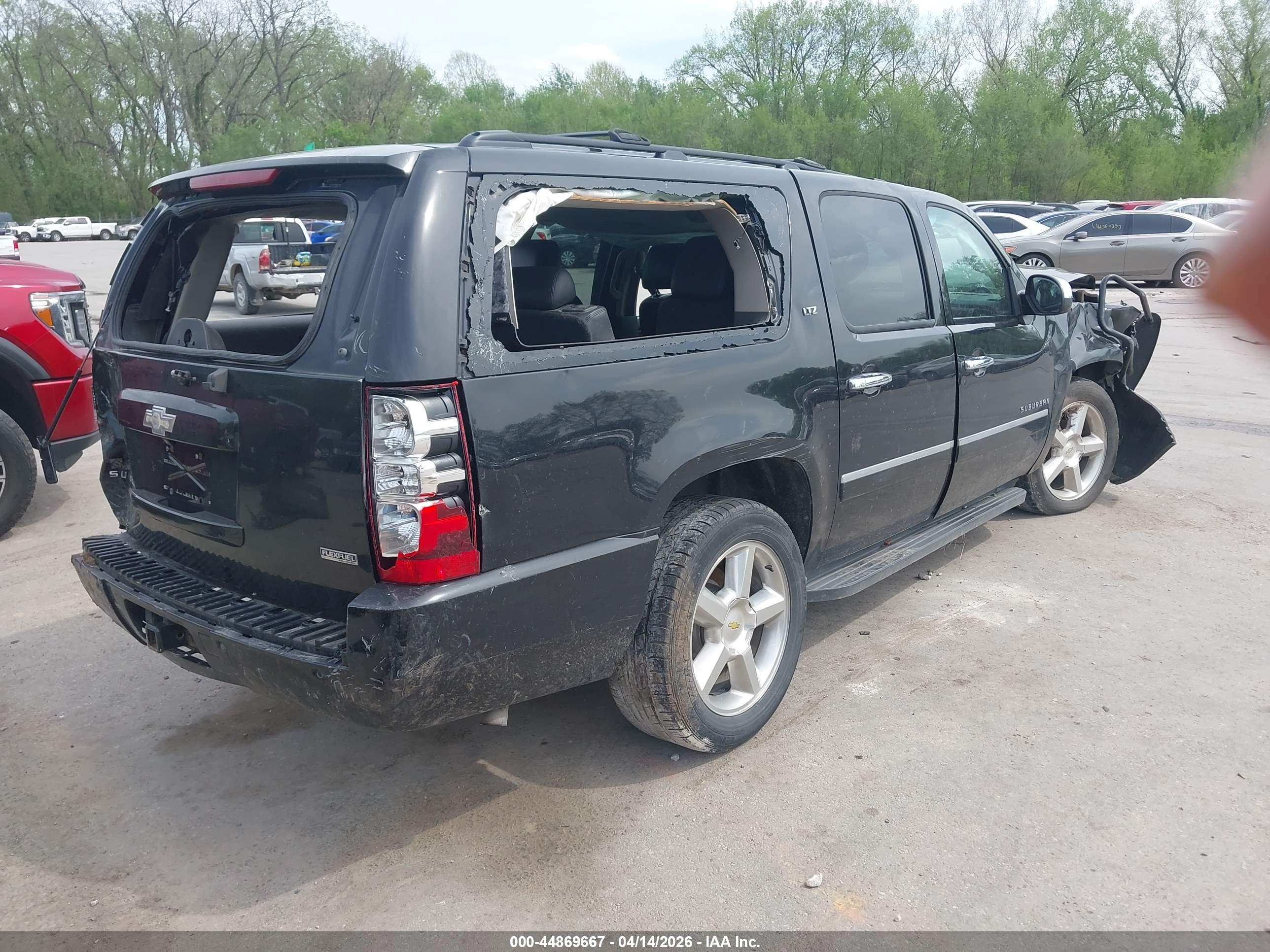 CHEVROLET SUBURBAN image 4