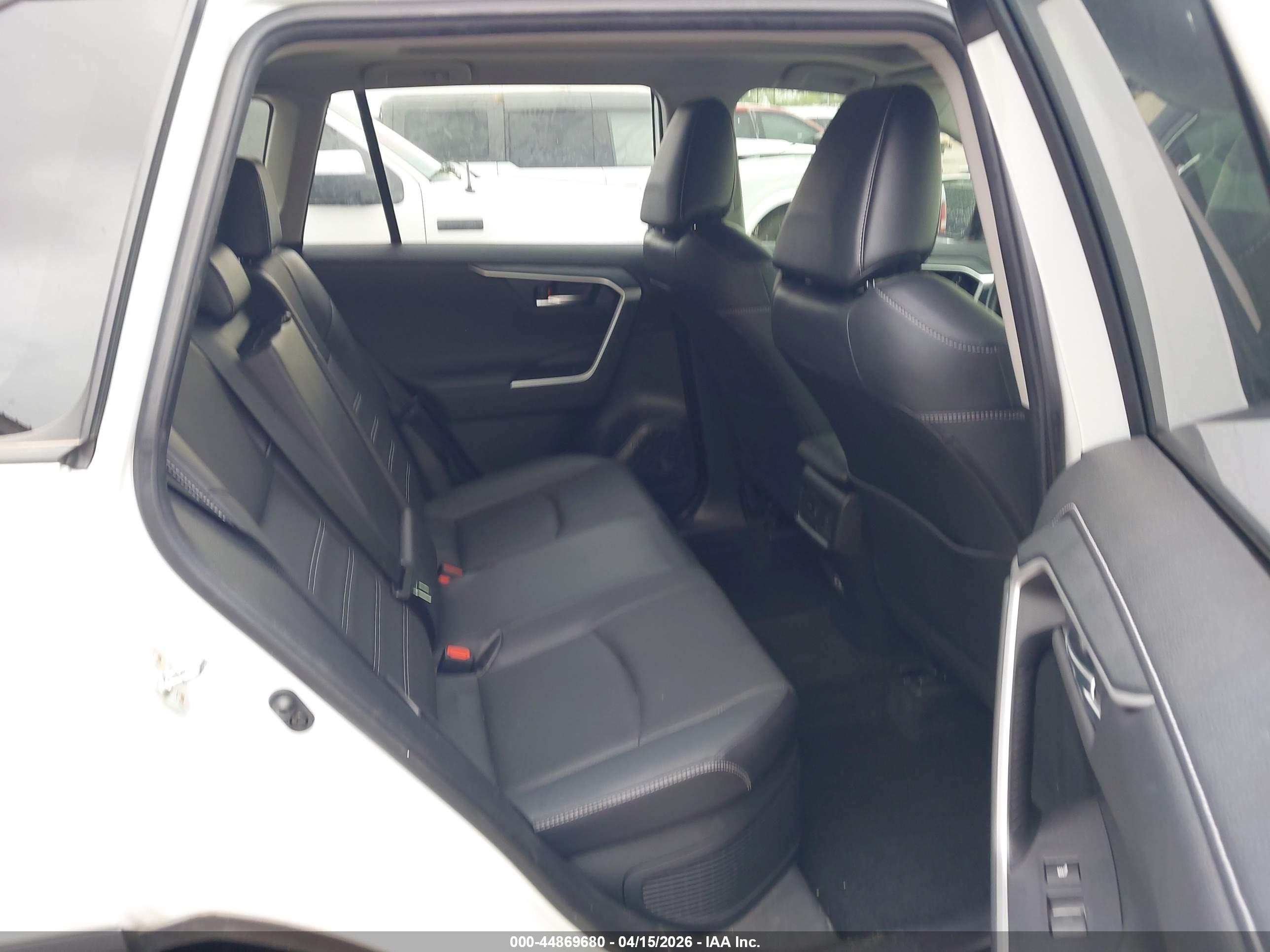 TOYOTA RAV4 image 8