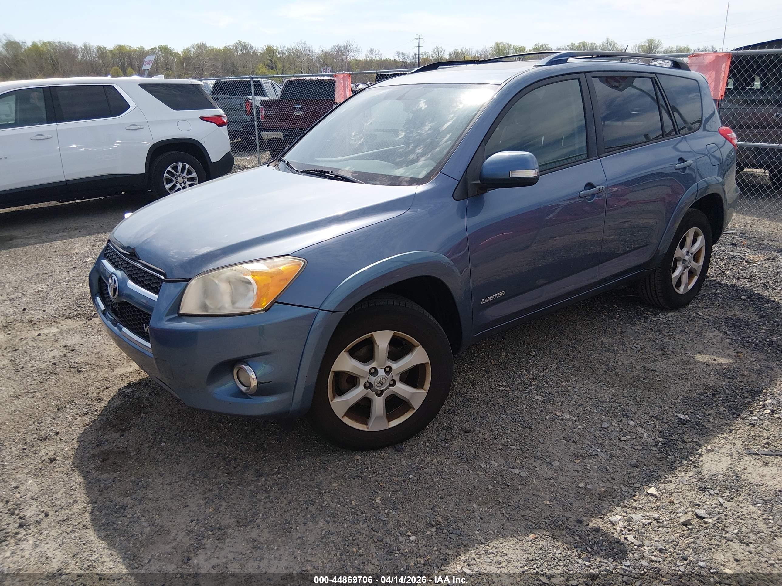 TOYOTA RAV4 image 2