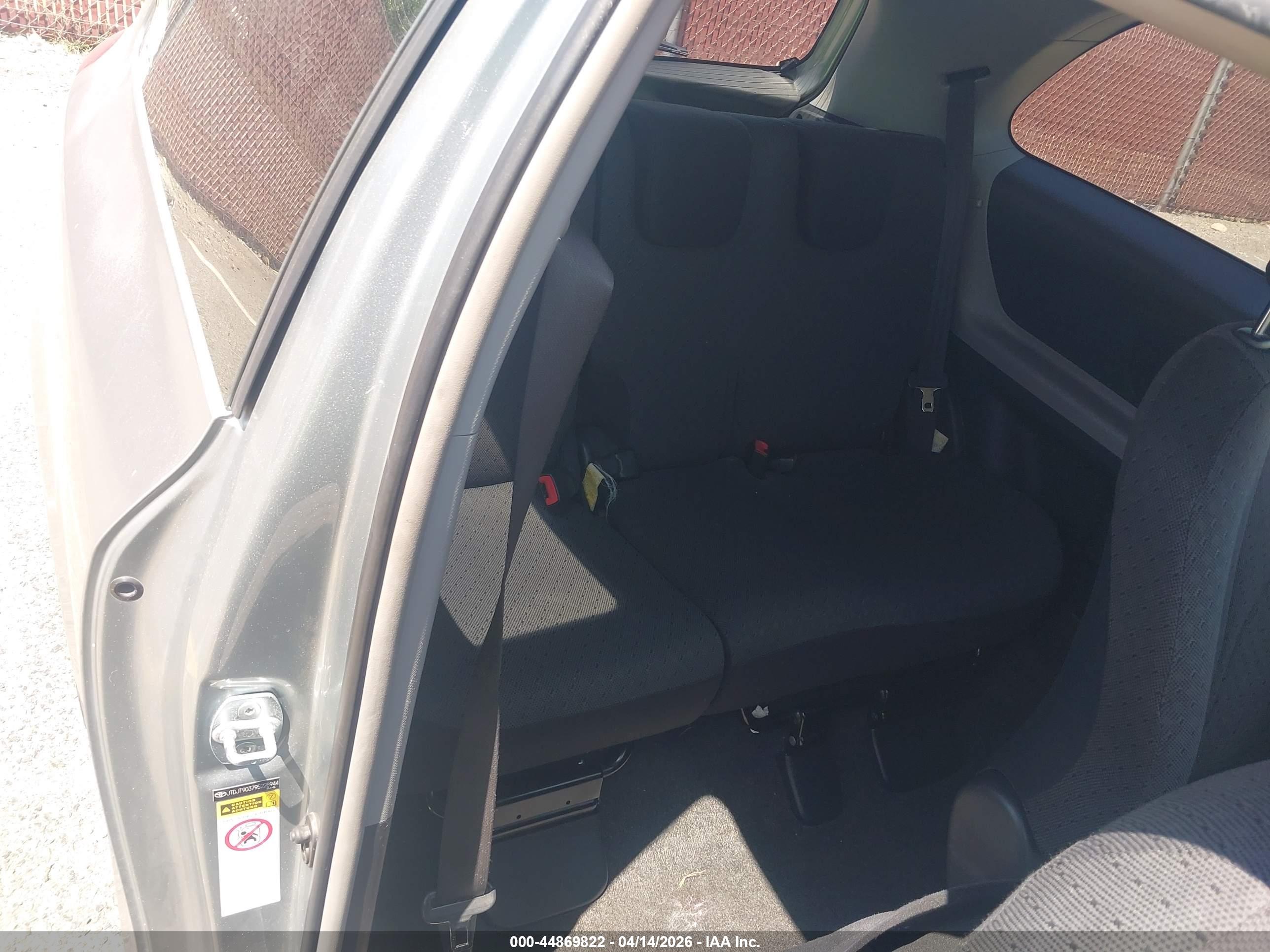 TOYOTA YARIS image 8