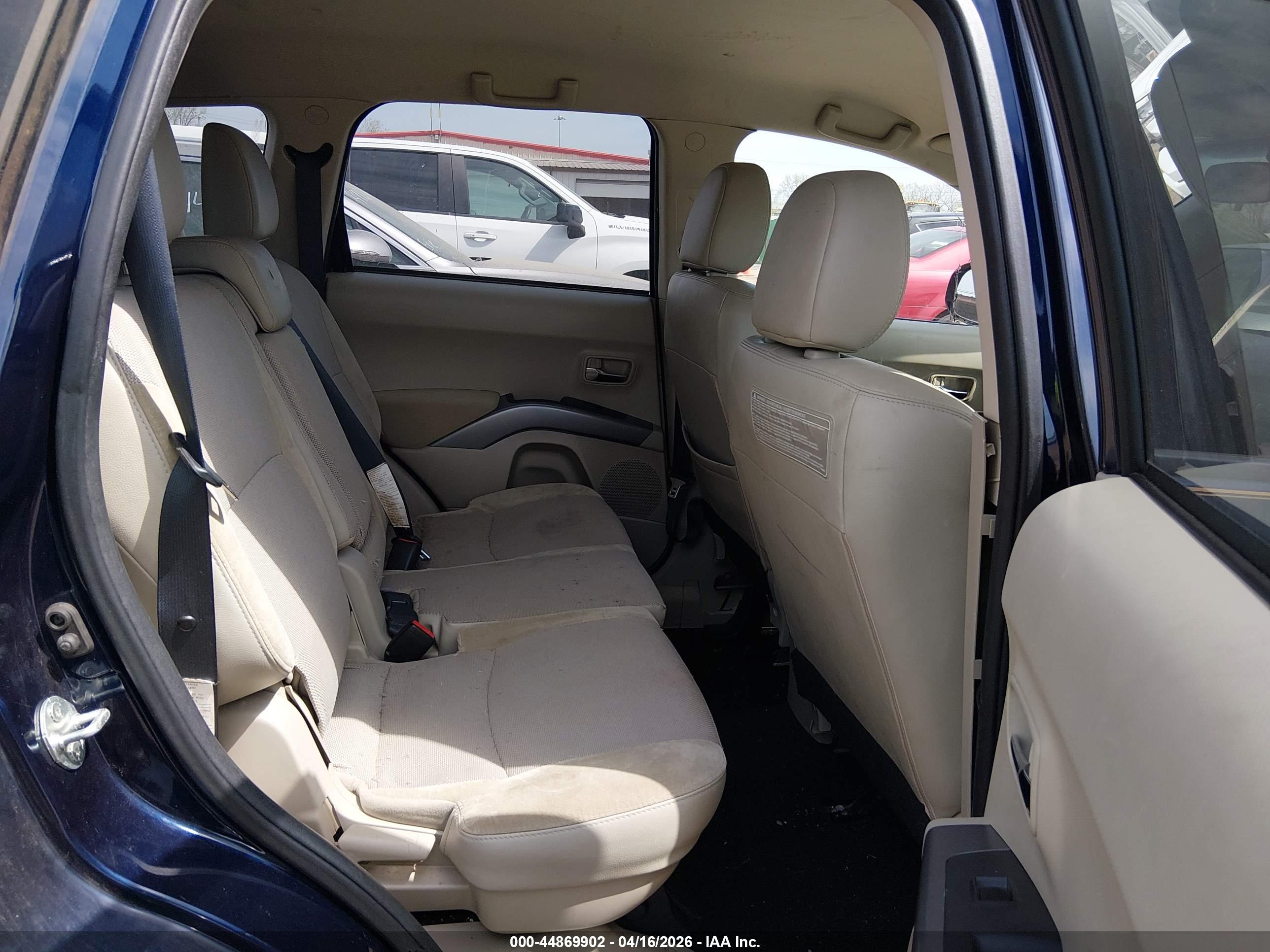 MITSUBISHI OUTLANDER image 8