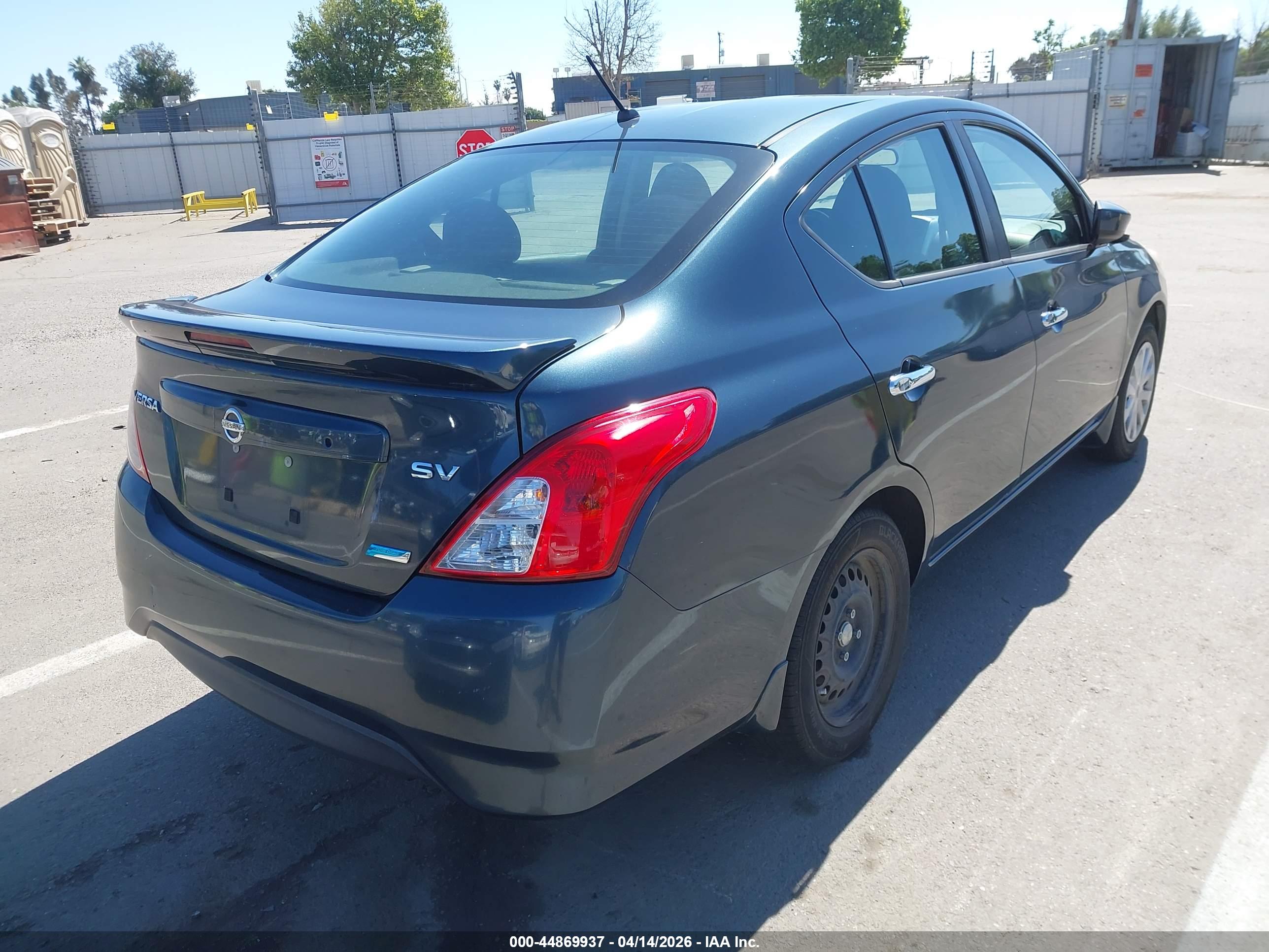 NISSAN VERSA image 4