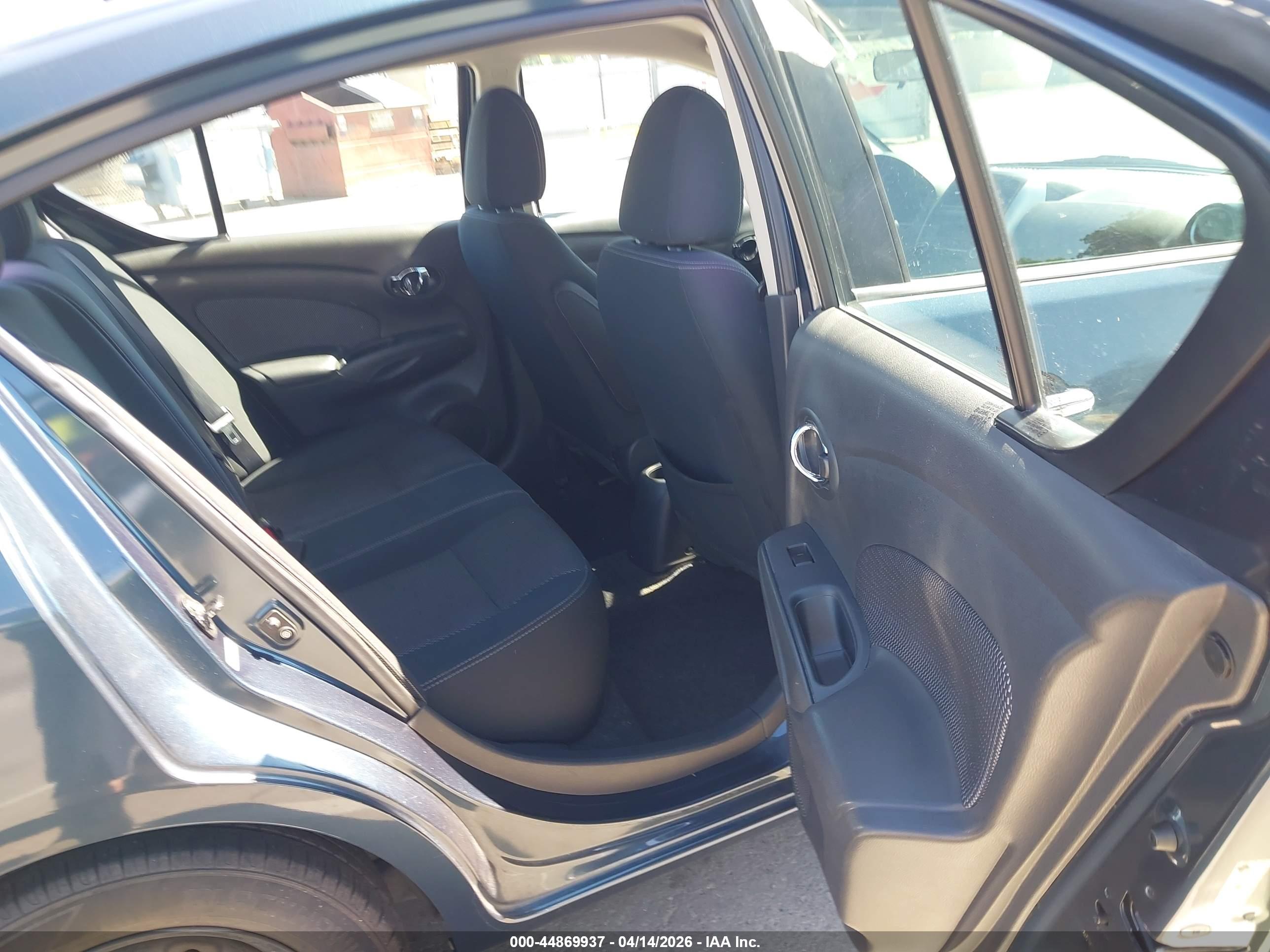 NISSAN VERSA image 8