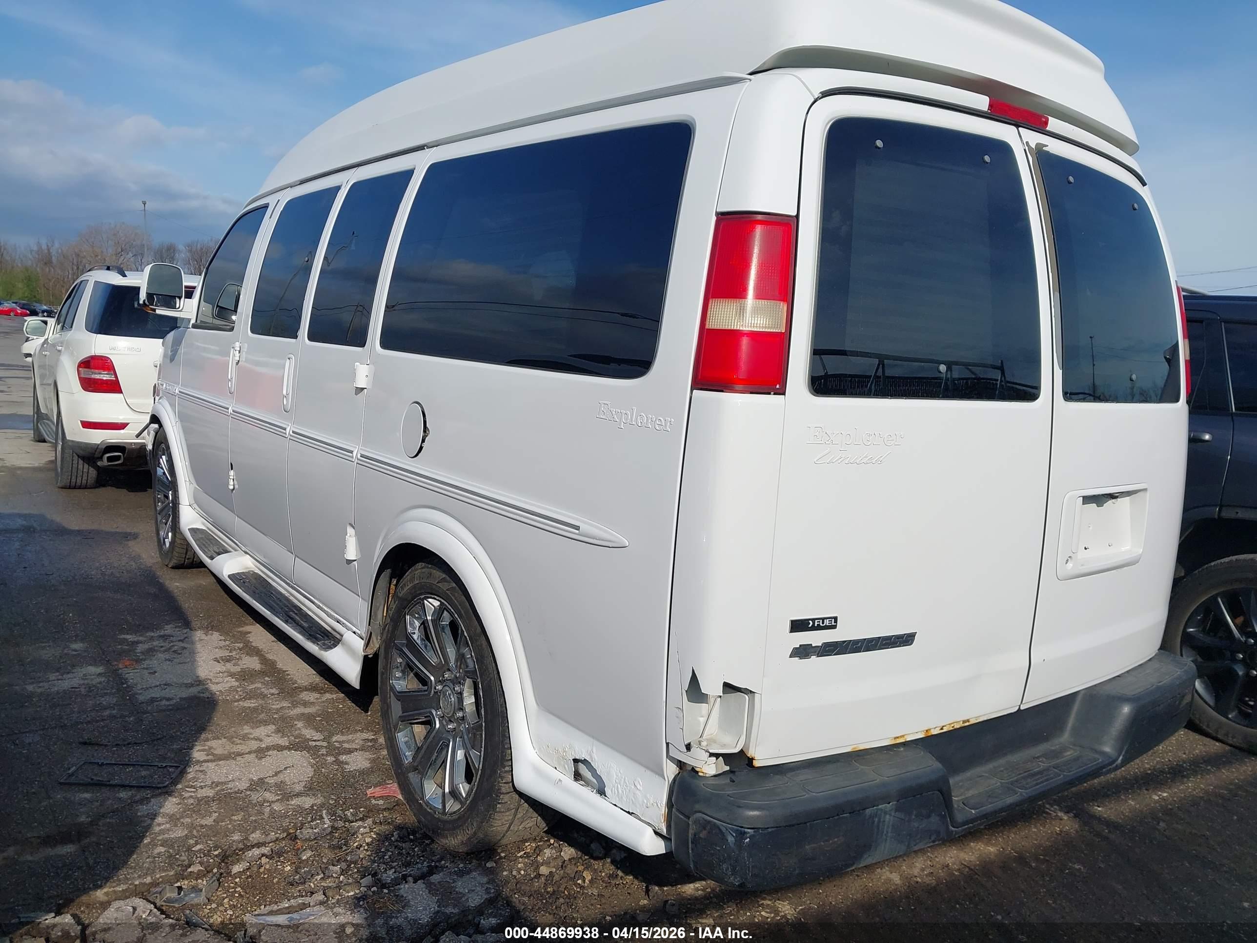CHEVROLET EXPRESS image 3
