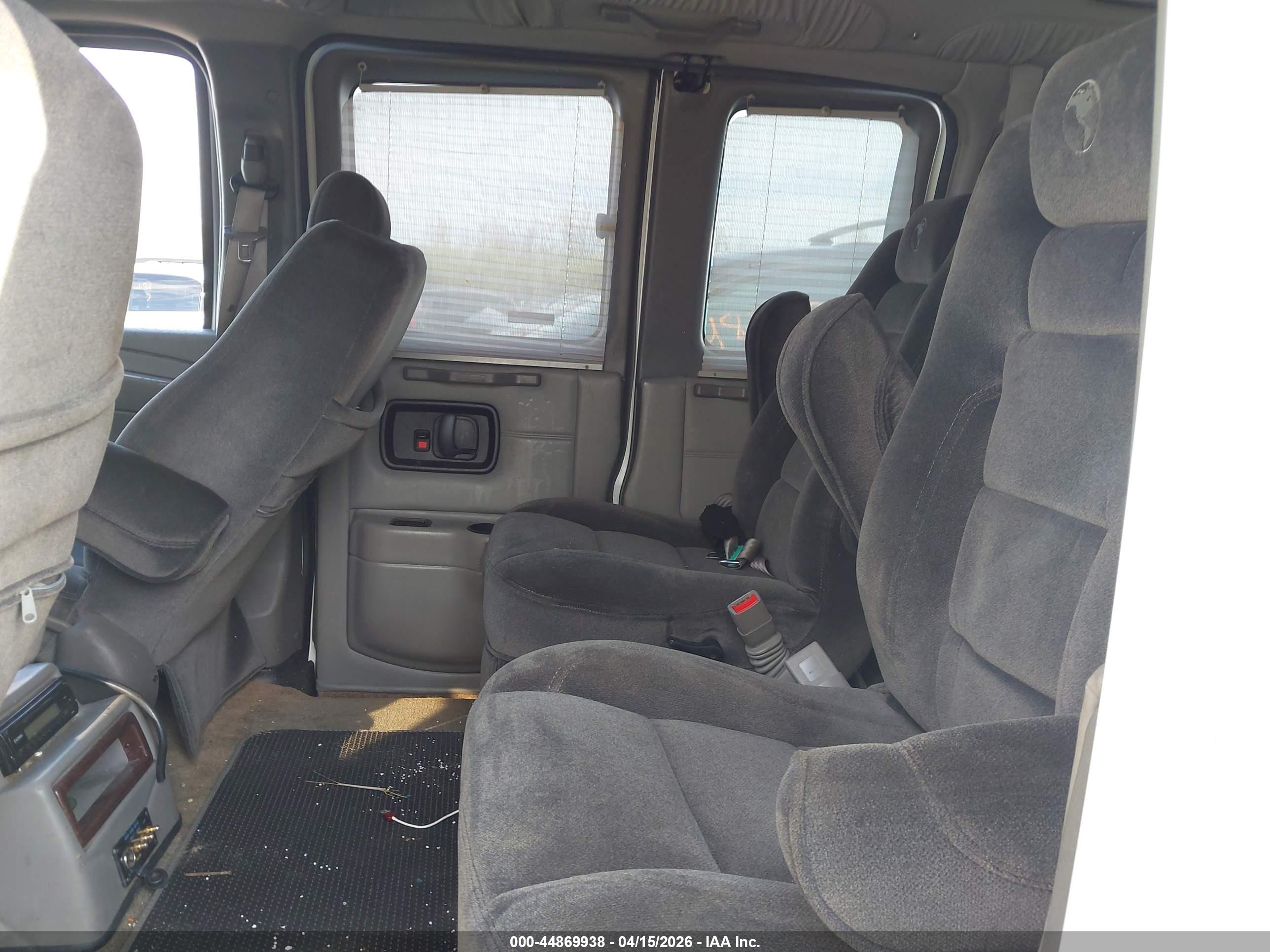 CHEVROLET EXPRESS image 8