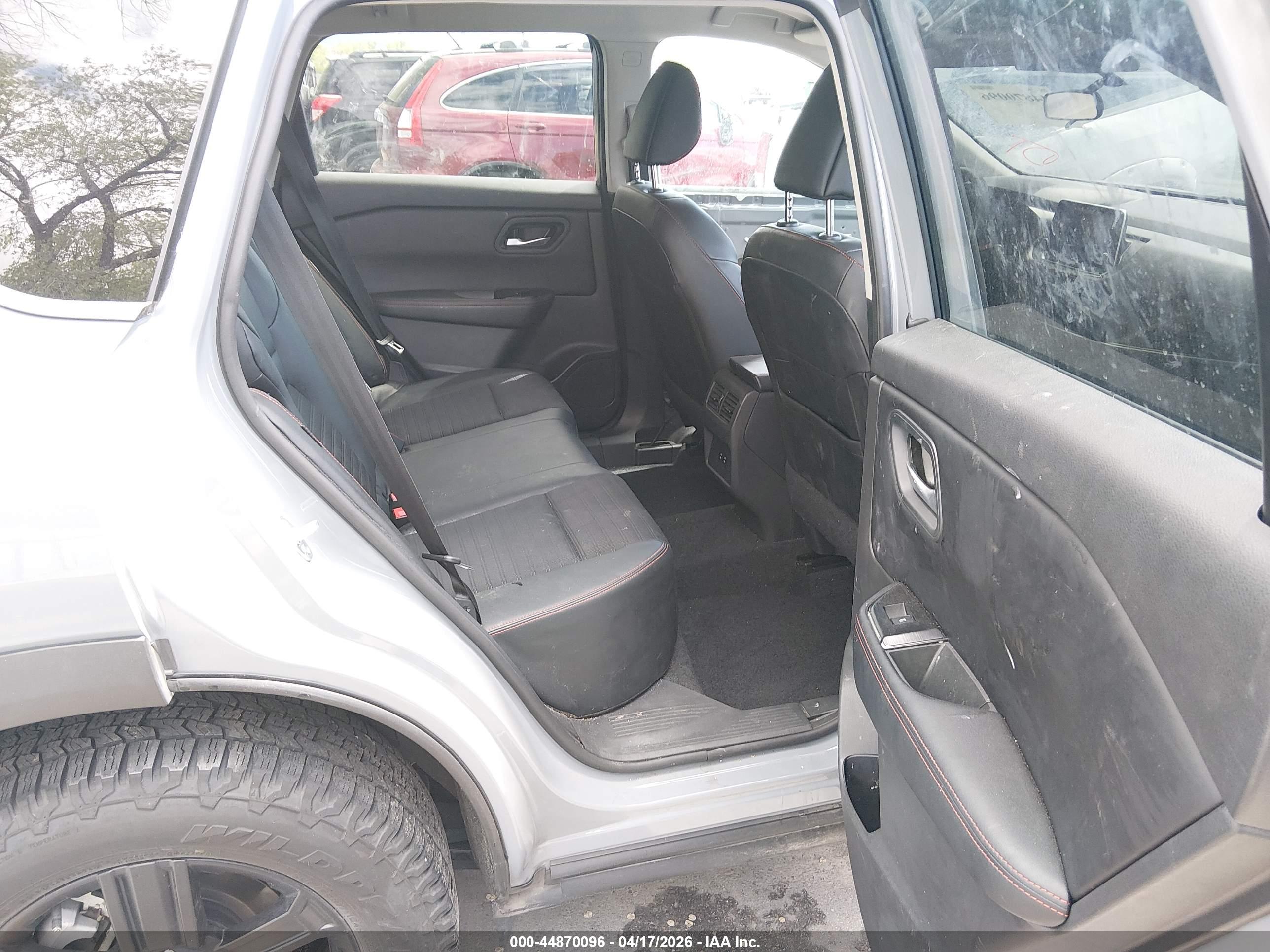 NISSAN ROGUE image 8