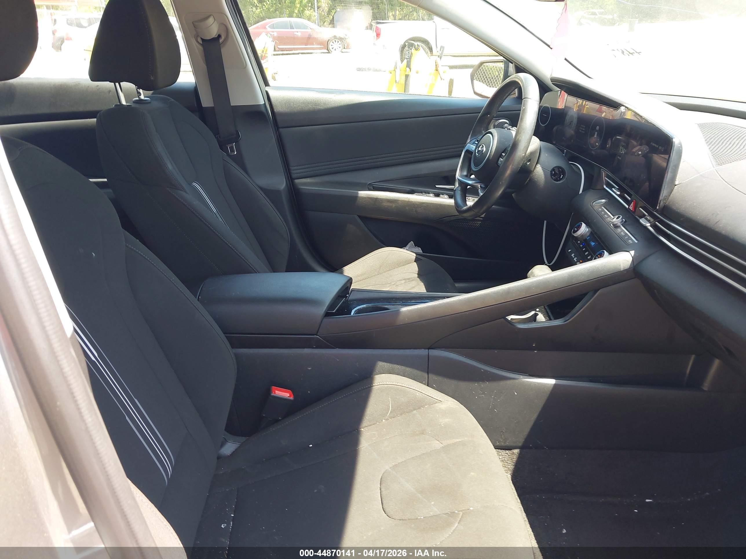 HYUNDAI ELANTRA image 5
