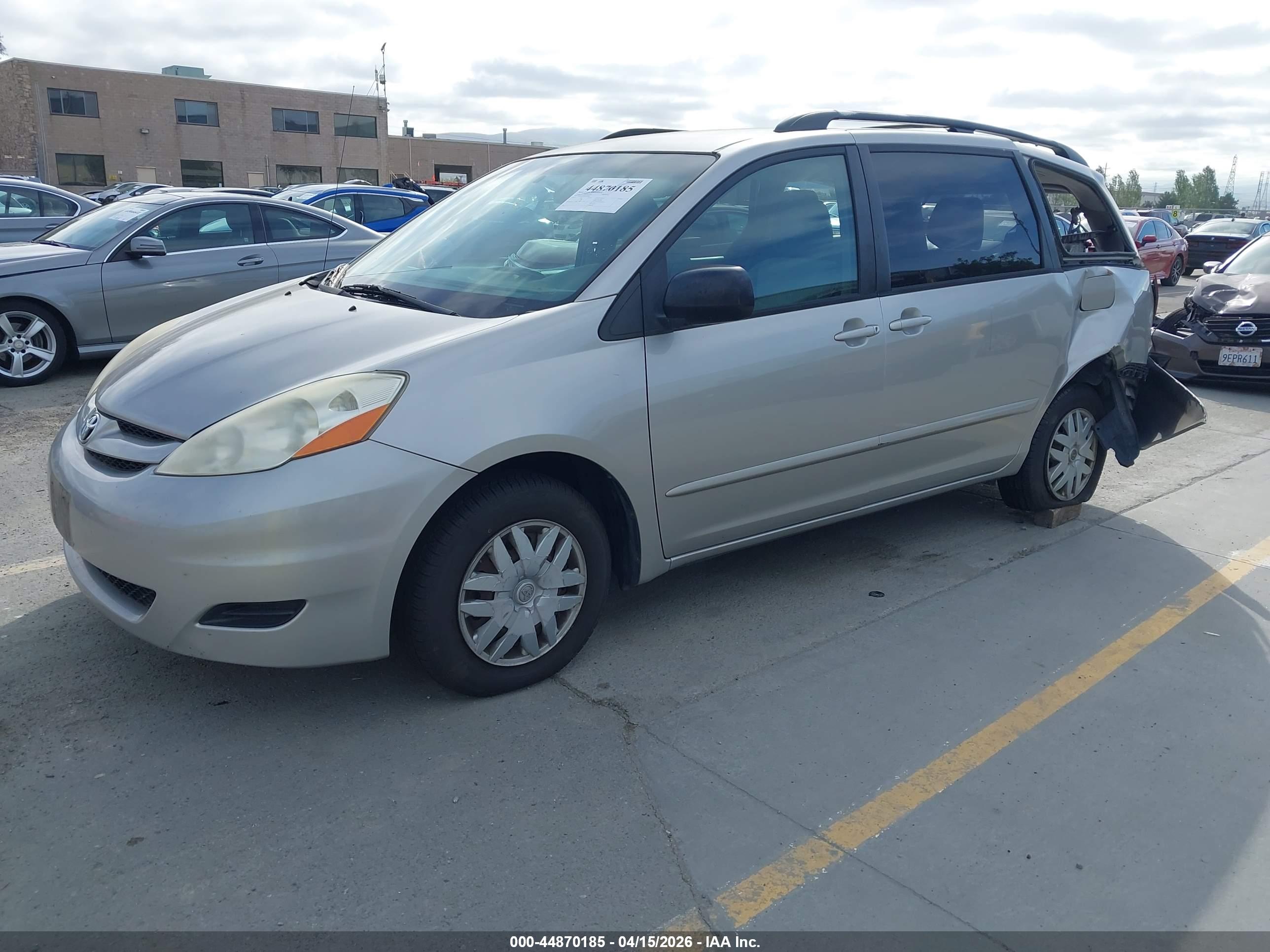 TOYOTA SIENNA image 2