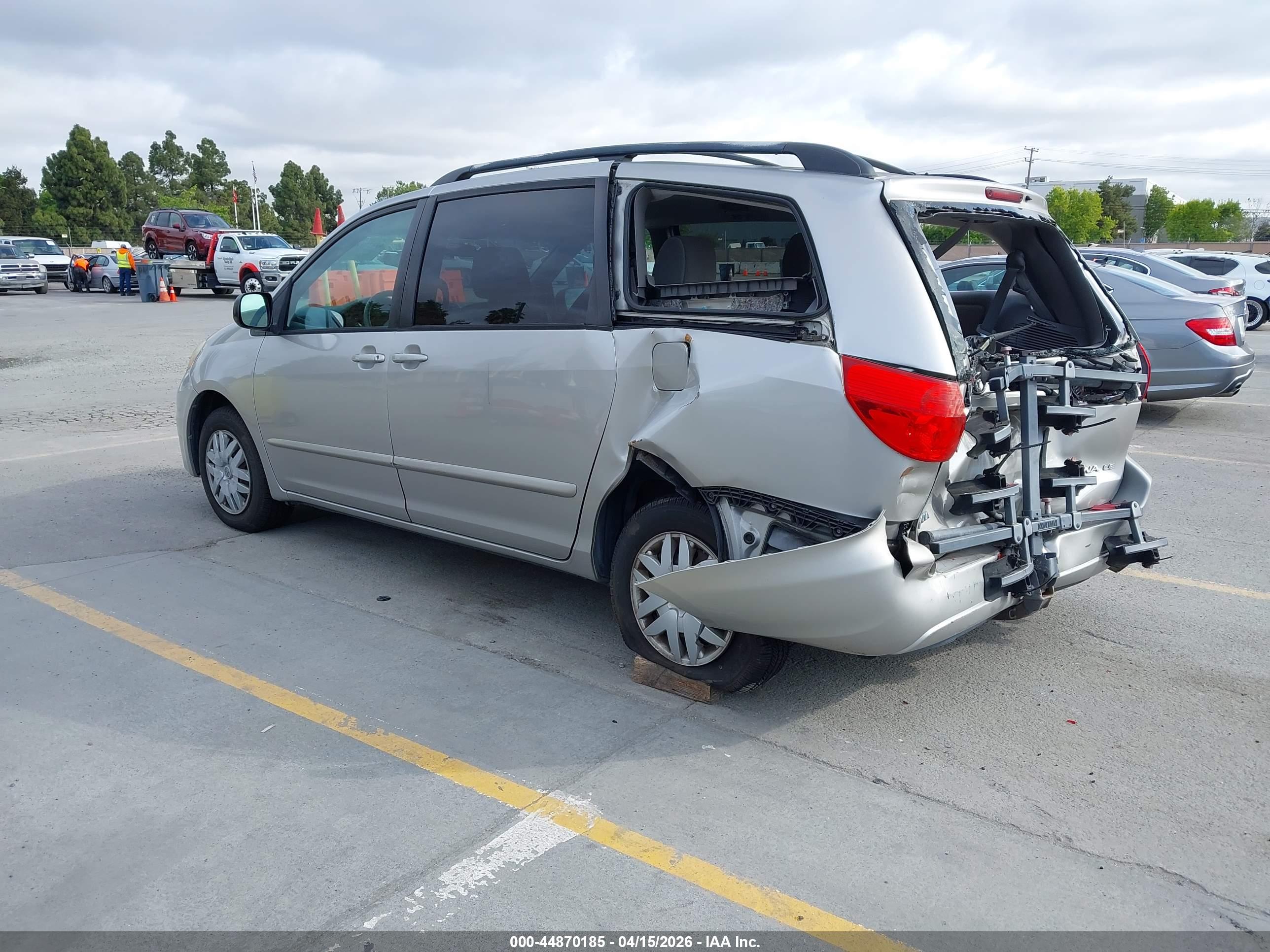 TOYOTA SIENNA image 3