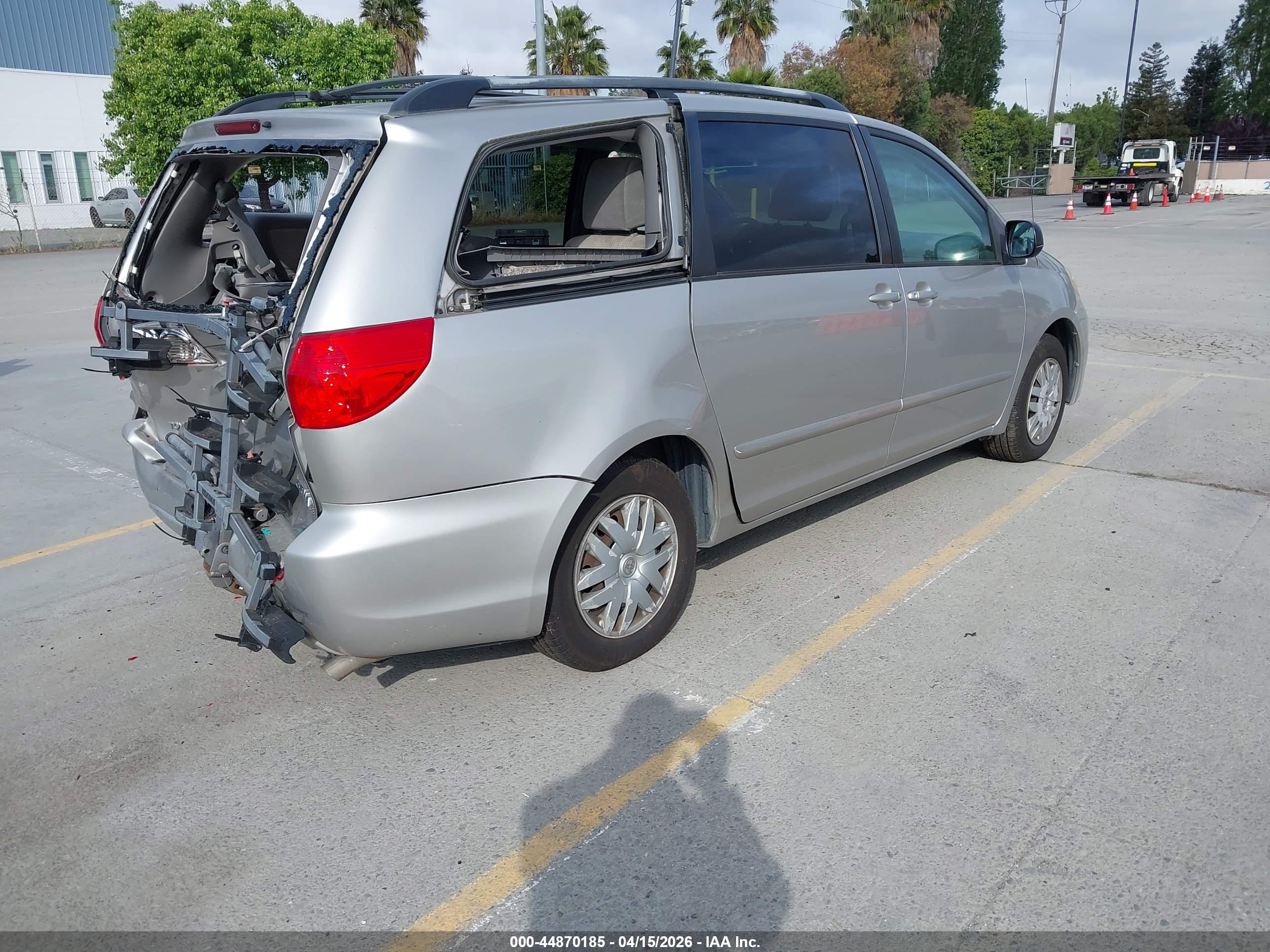 TOYOTA SIENNA image 4