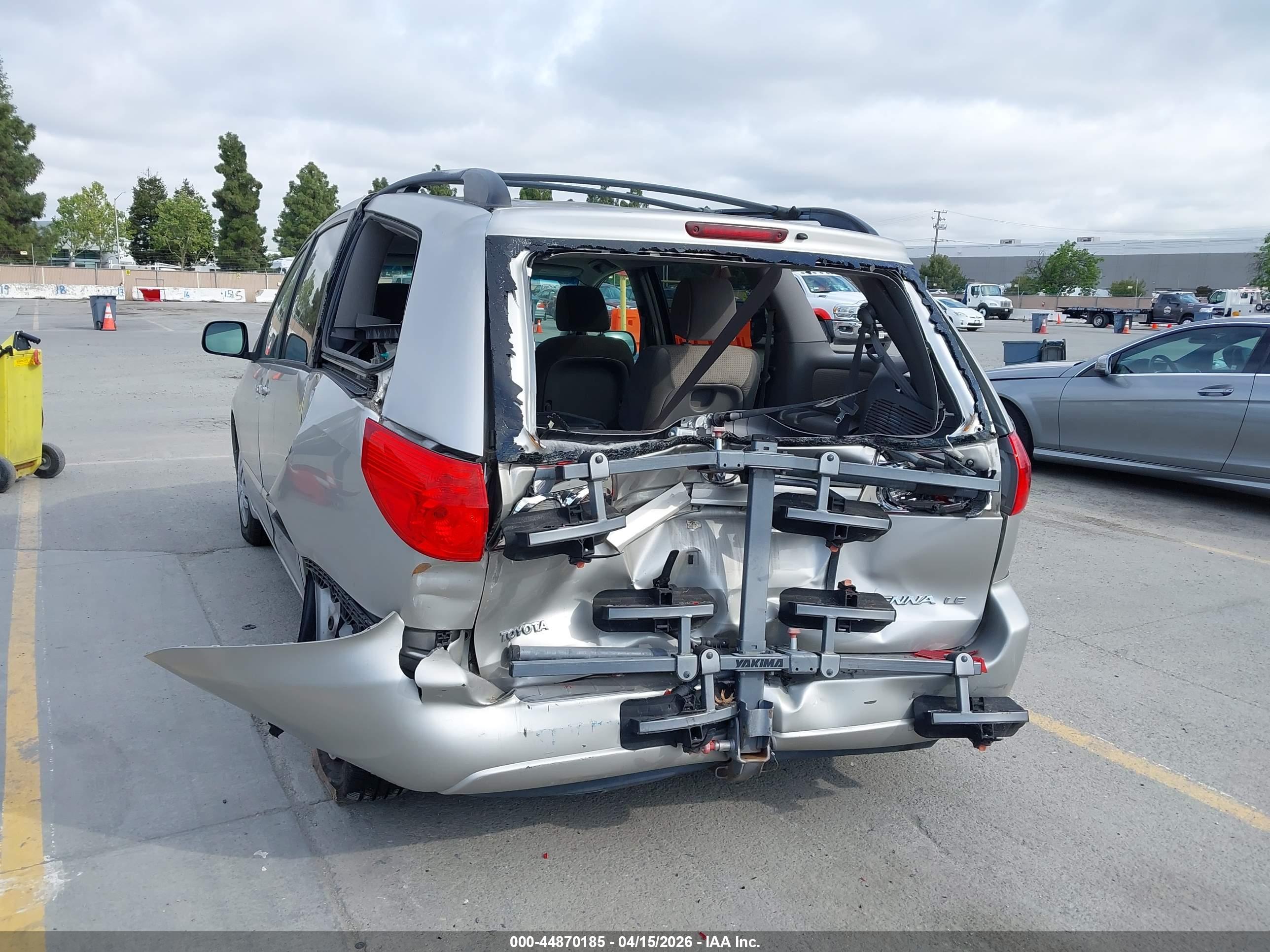 TOYOTA SIENNA image 6
