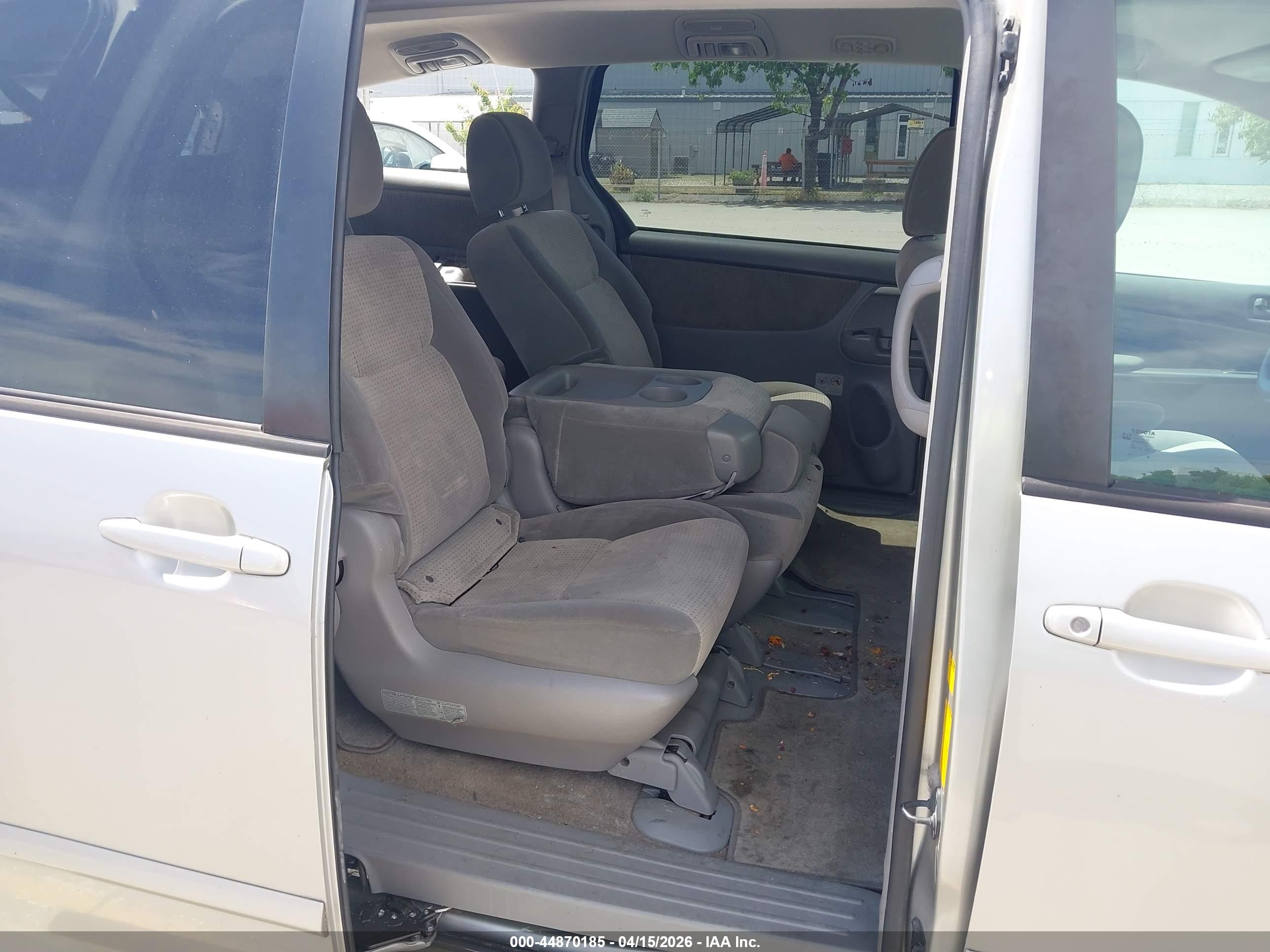 TOYOTA SIENNA image 8