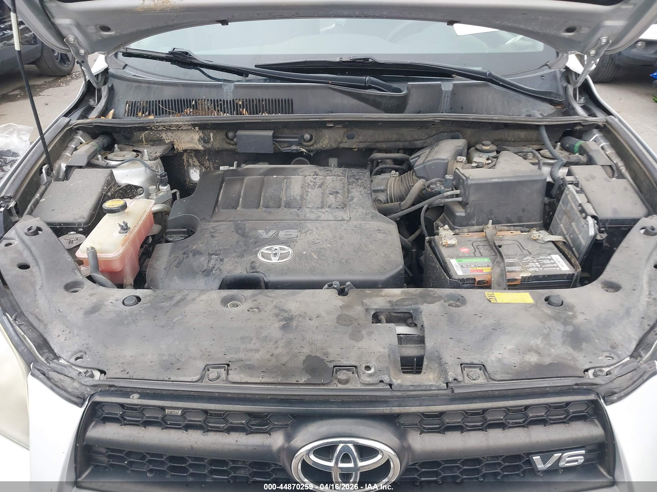 TOYOTA RAV4 image 10
