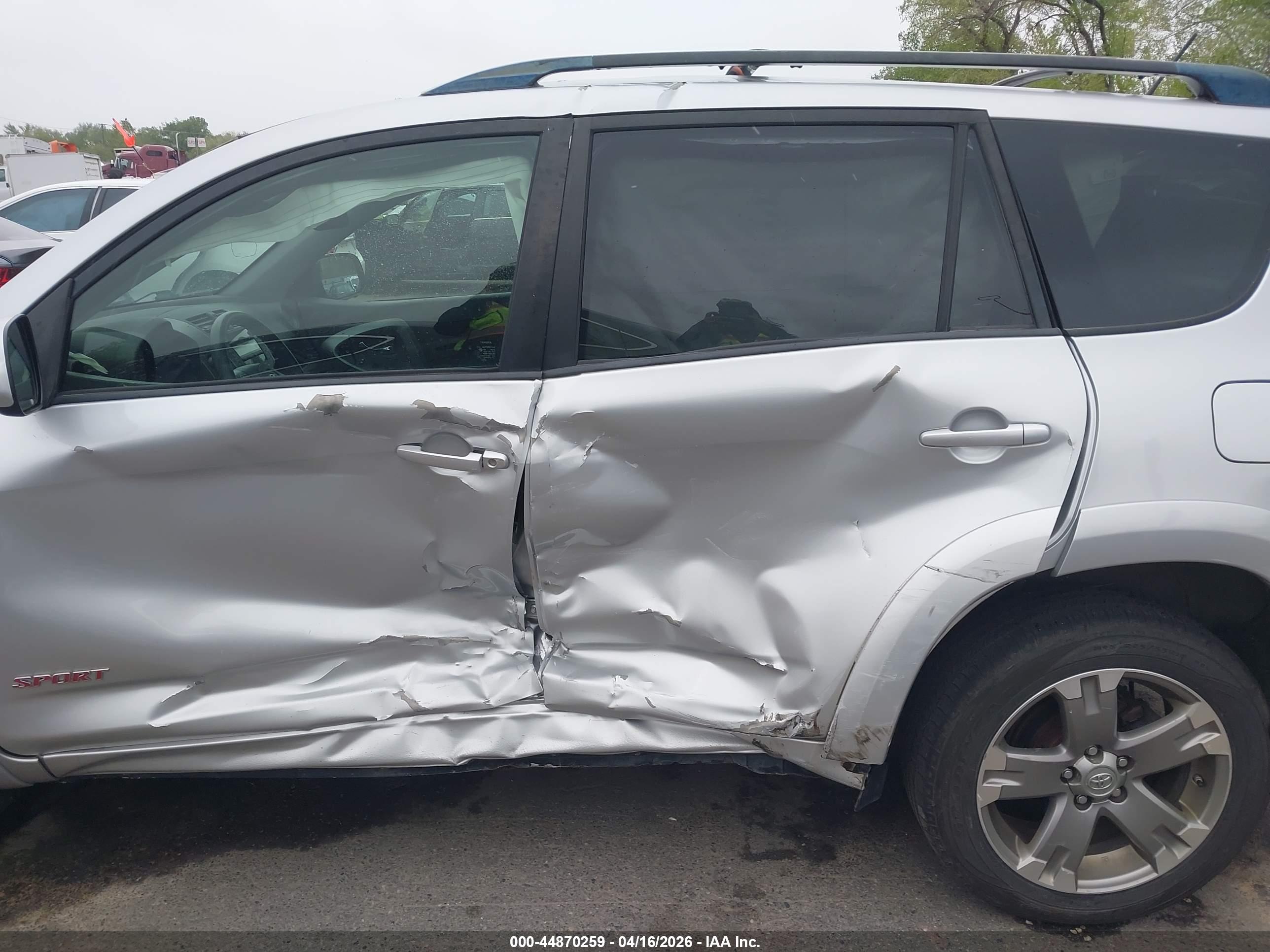 TOYOTA RAV4 image 6