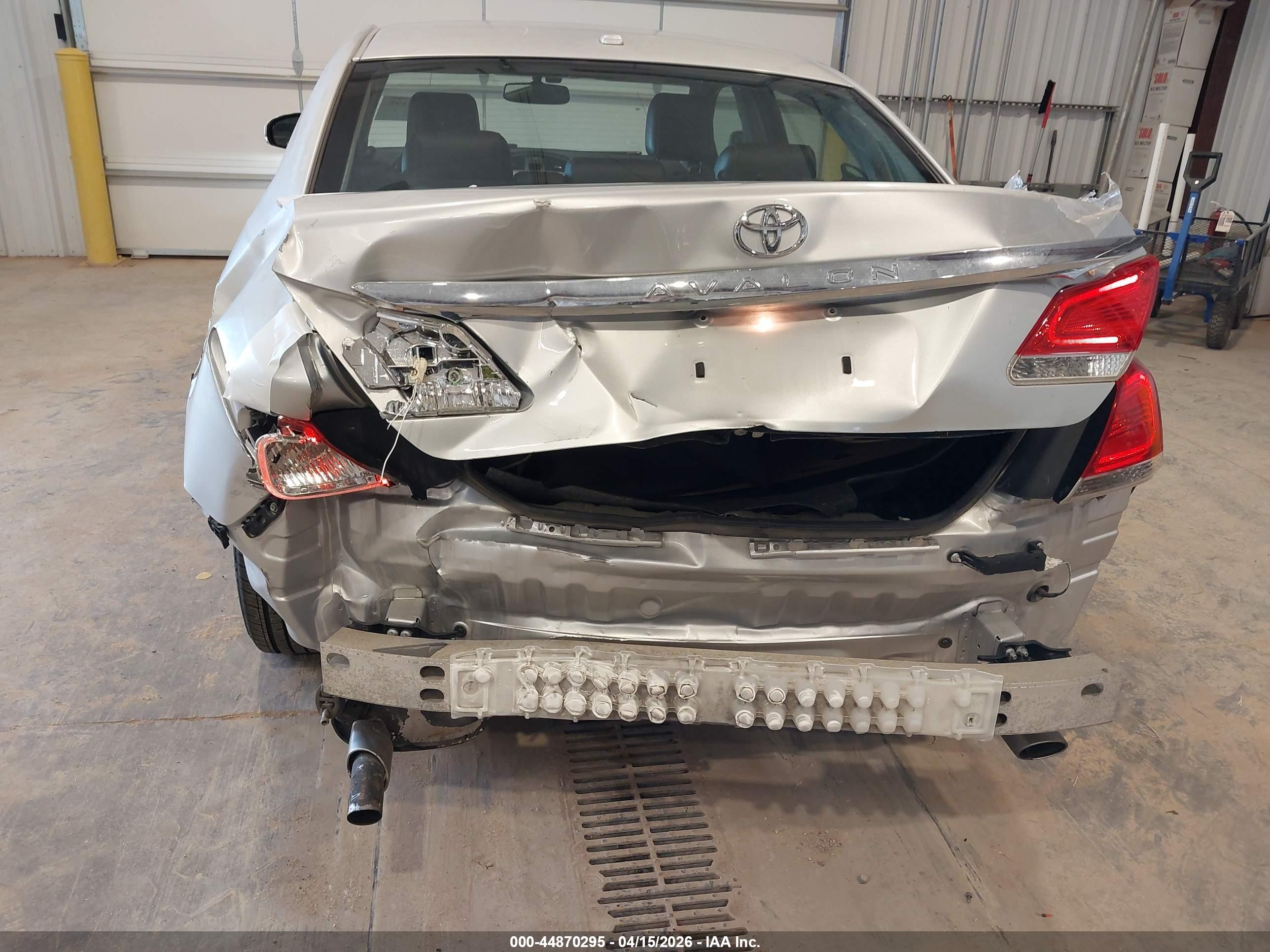 TOYOTA AVALON image 6